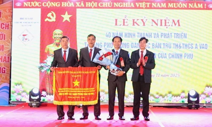 Trường Phổ thông Dân tộc bán trú Tiểu học và THCS A Vao đón nhận Cờ thi đua của Thủ tướng Chính phủ