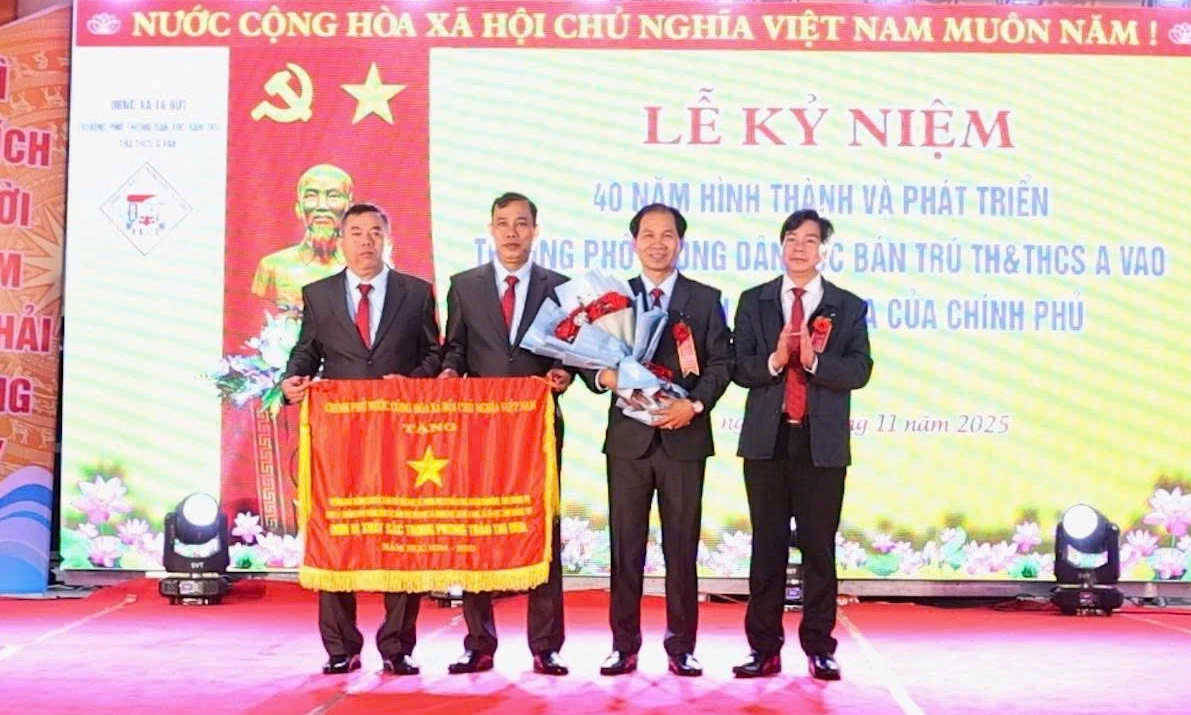 Trường PTDTBT TH-THCS A Vao đón nhận Cờ thi đua của Thủ tướng Chính phủ - Ảnh: K.S