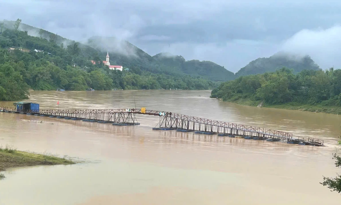 Nước sông Gianh lên cao gây ngập lụt ở nhiều địa phương.
