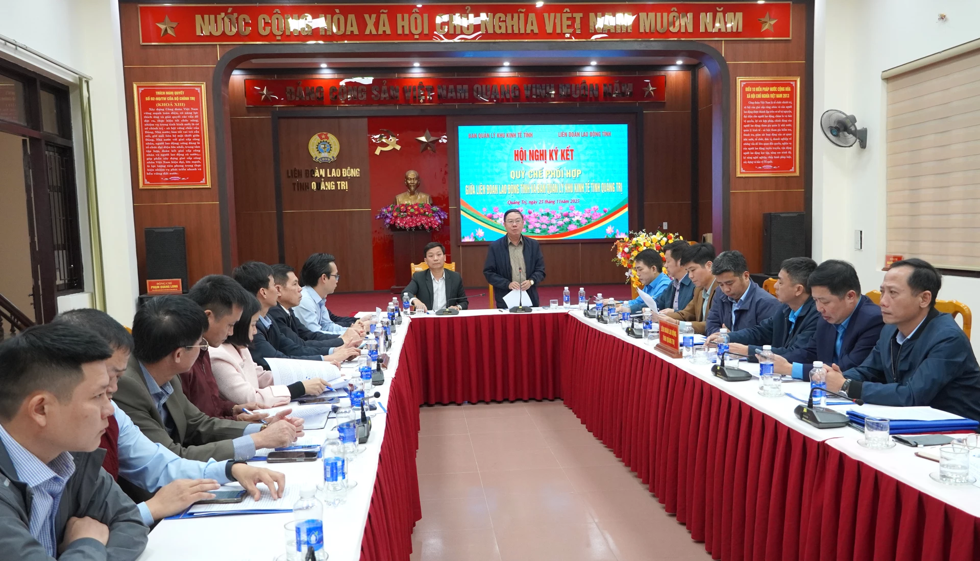 Đồng chí Nguyễn Thế Lập, Phó Chủ tịch Ủy ban MTTQVN tỉnh phân tích, làm rõ hơn các điều khoản cần phối hợp. Ảnh: H.Tr