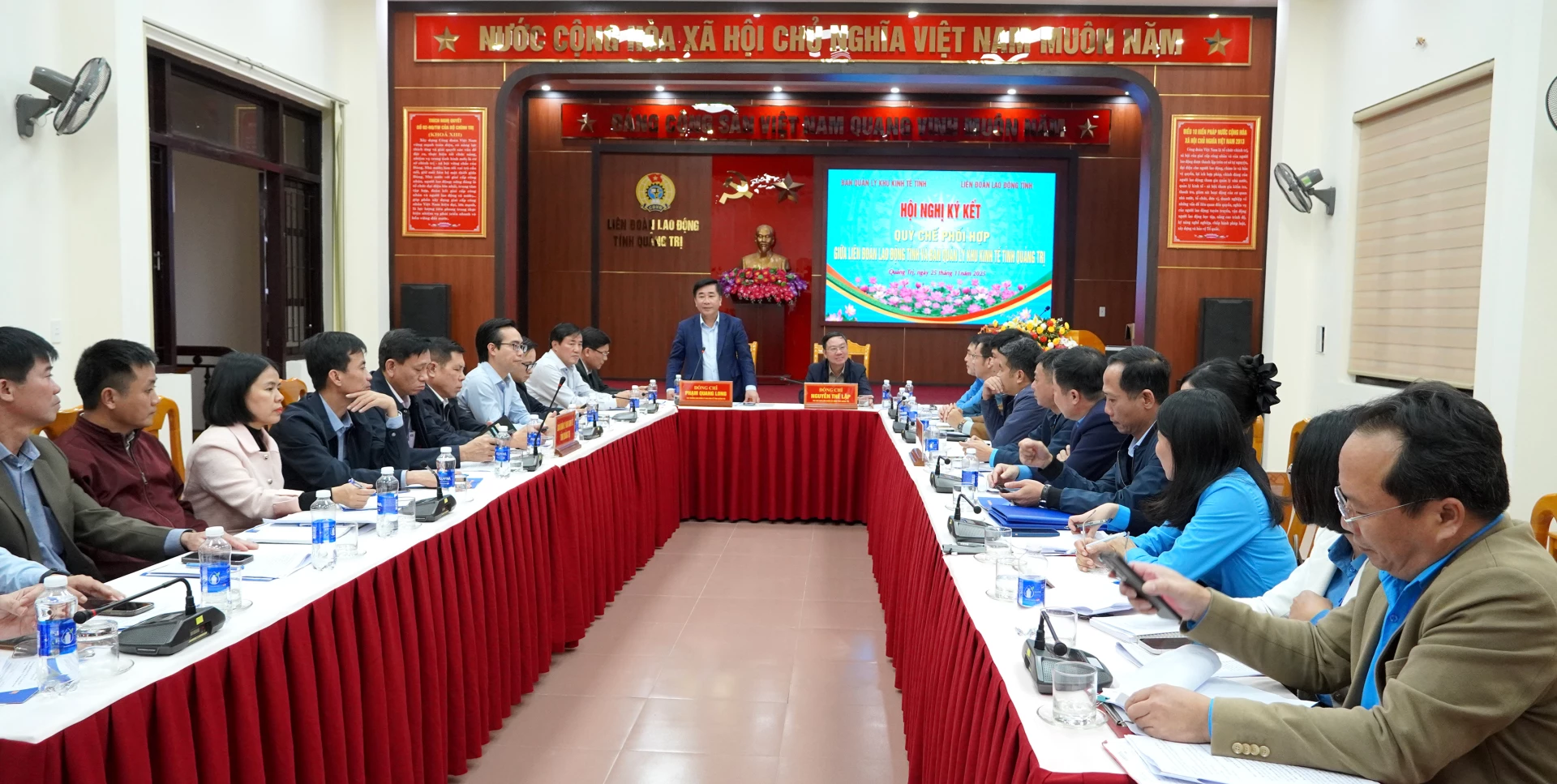 Đồng chí Phạm Quang Long, Trưởng Ban Quản lý KKT tỉnh trao đổi ý kiến. Ảnh: H.Tr