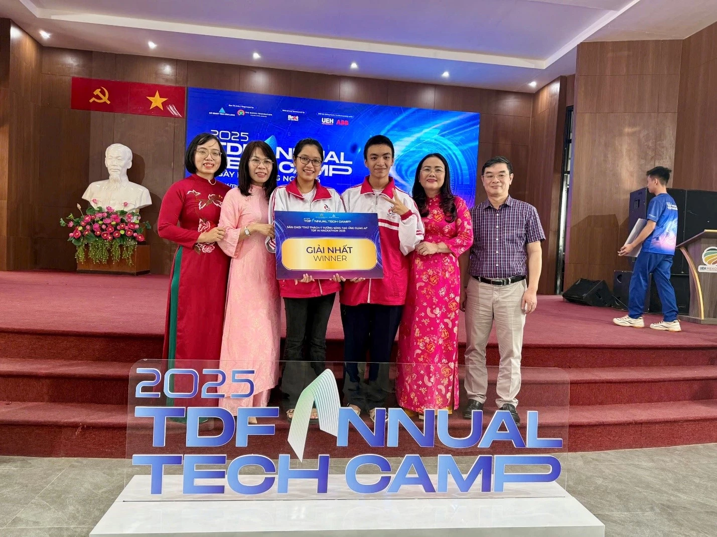 Học sinh Trường THPT chuyên Lê Quý Đôn đạt giải nhất tại sân chơi AI Hackathon - Ảnh: TH