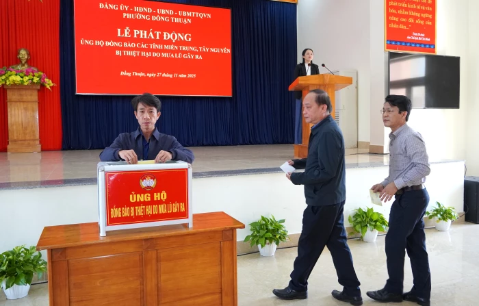 Đông đảo Nhân dân phường Đồng Thuận ủng hộ đồng bào miền Trung, Tây Nguyên bị thiệt hại do mưa lũ