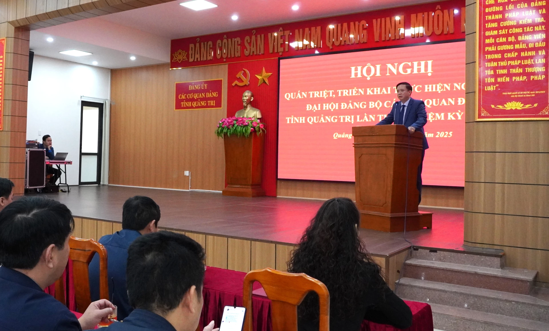 Đồng chí Phạm Tiến Nam, Phó Bí thư Đảng ủy các cơ quan Đảng tỉnh báo cáo chuyên đề 1- Ảnh: H.Tr.