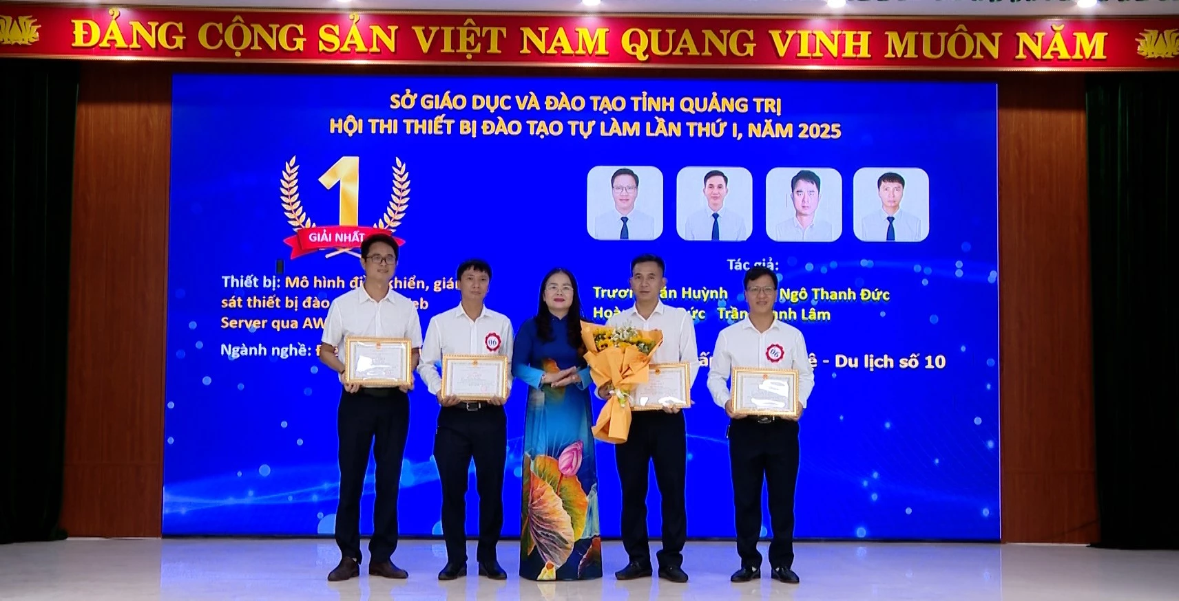 Trao giải nhất cho Trường Trung cấp Công nghệ-Du lịch số 10 - Ảnh: Biên Cương