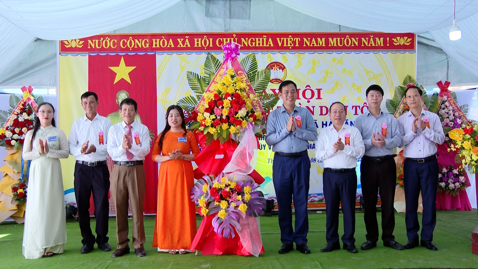 Đồng chí Nguyễn Đăng Quang, Phó Bí thư Tỉnh ủy, Chủ tịch HĐND tỉnh tặng hoa chúc mừng cán bộ và nhân dân thôn Thượng Xá - Ảnh: Biên Cương