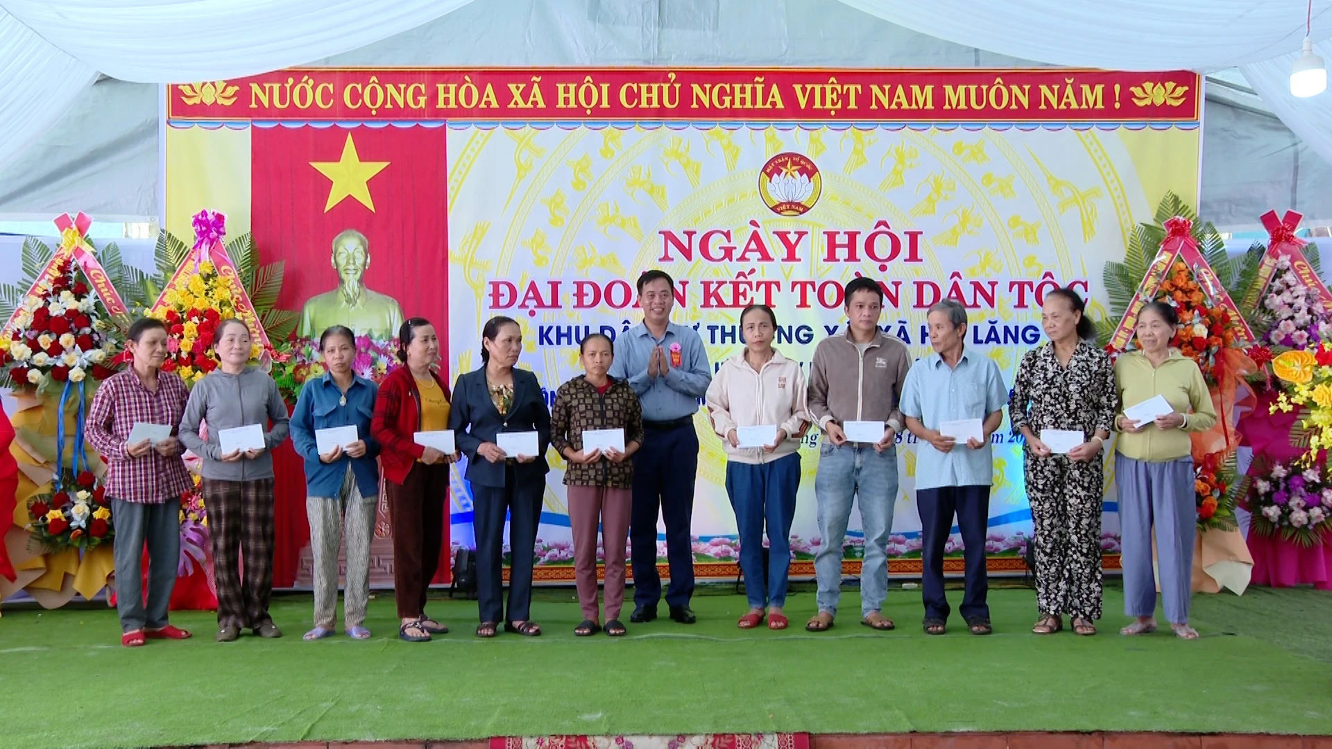 Đồng chí Nguyễn Đăng Quang, Phó Bí thư Tỉnh ủy, Chủ tịch HĐND tỉnh tặng quà cho các hộ nghèo, hộ cận nghèo và hộ có hoàn cảnh khó khăn ở thôn Thượng Xá - Ảnh: Biên Cương