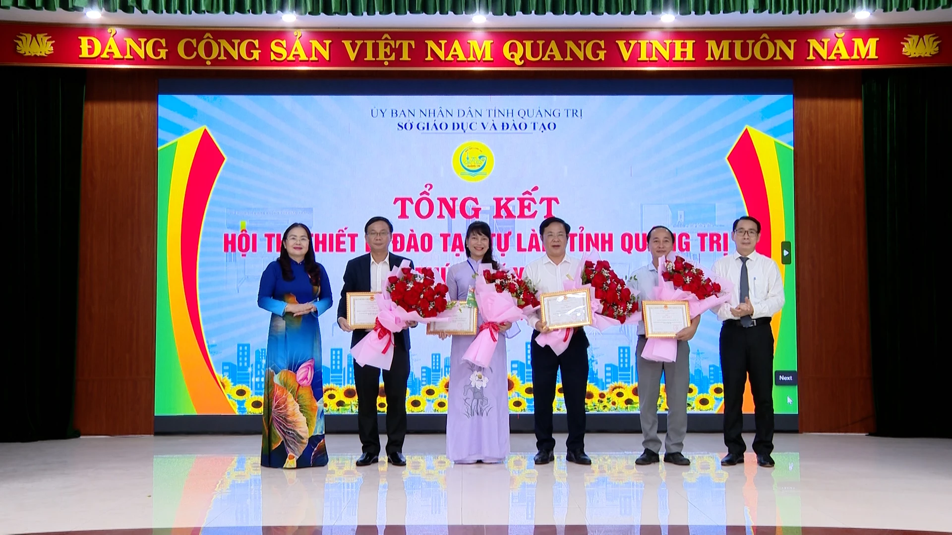 Lãnh đạo Sở Giáo dục và Đào tạo trao thưởng cho các tập thể đạt giải tại Hội thi thiết bị đào tạo tự làm tỉnh Quảng Trị năm 2025 - Ảnh: Biên Cương