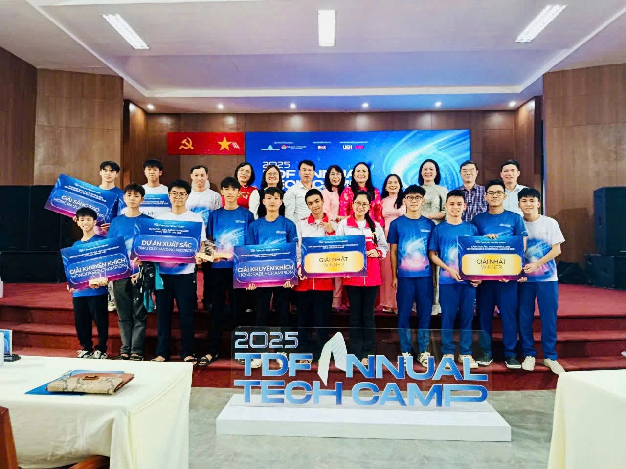 Giám đốc Sở GD-ĐT tỉnh Quảng Trị, Tiến sĩ Lê Thị Hương cùng Đoàn cán bộ, giáo viên và học sinh tham gia Ngày hội Công nghệ số 2025 - Ảnh: TH