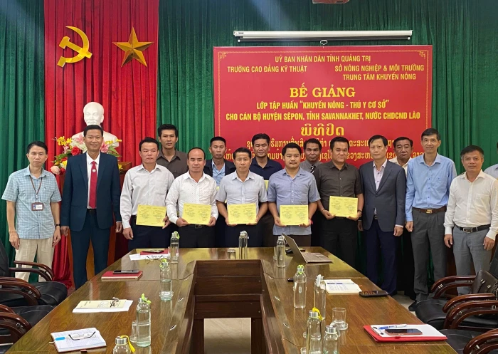 10 cán bộ kỹ thuật nông nghiệp huyện Sê-pôn hoàn thành lớp tập huấn 'Khuyến nông-Thú y cơ sở'