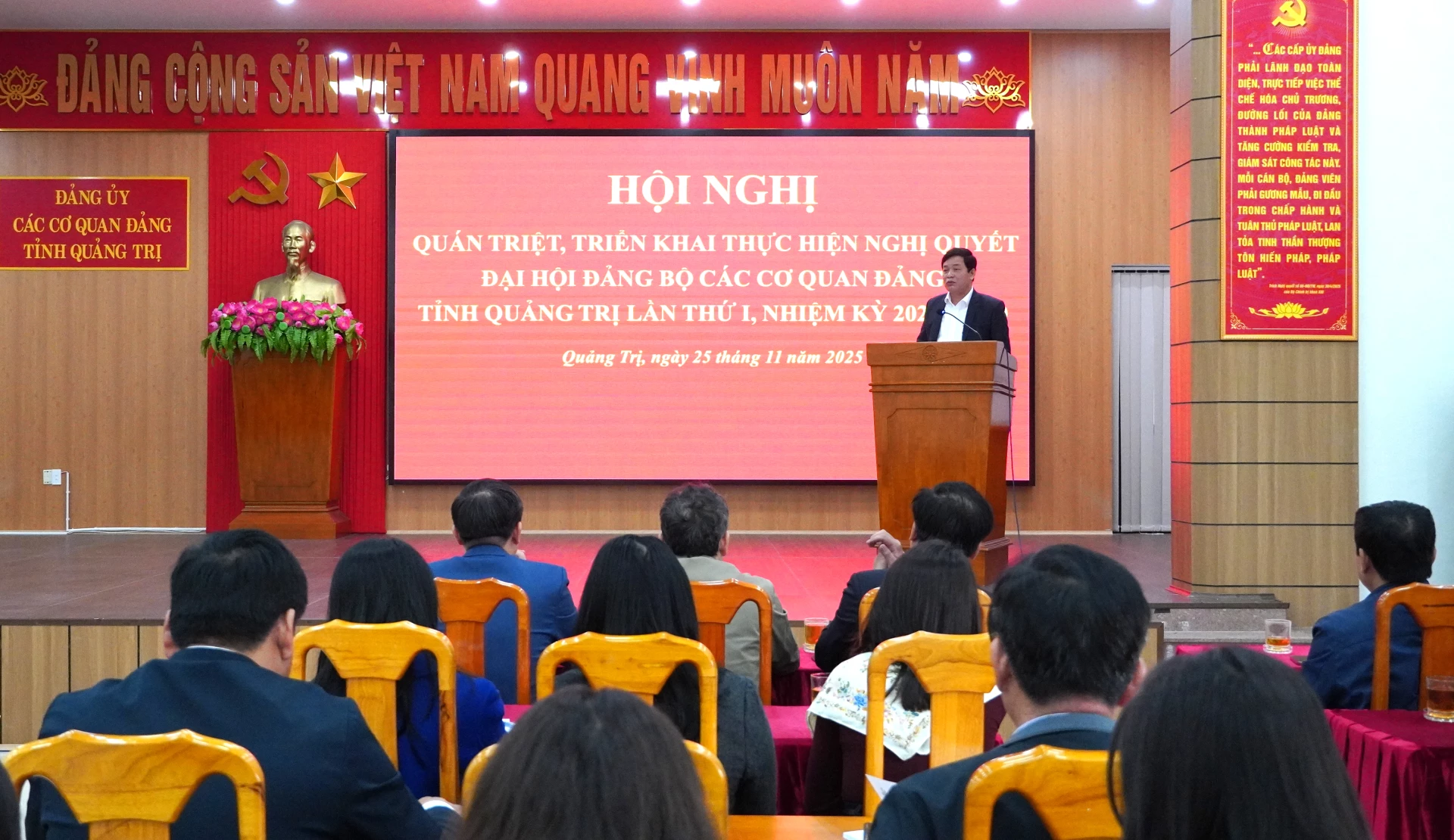 Đồng chí Trần Ngọc Ánh, Trưởng ban Tuyên giáo và Dân vận Đảng ủy báo cáo chuyên đề 2- Ảnh: H.Tr.