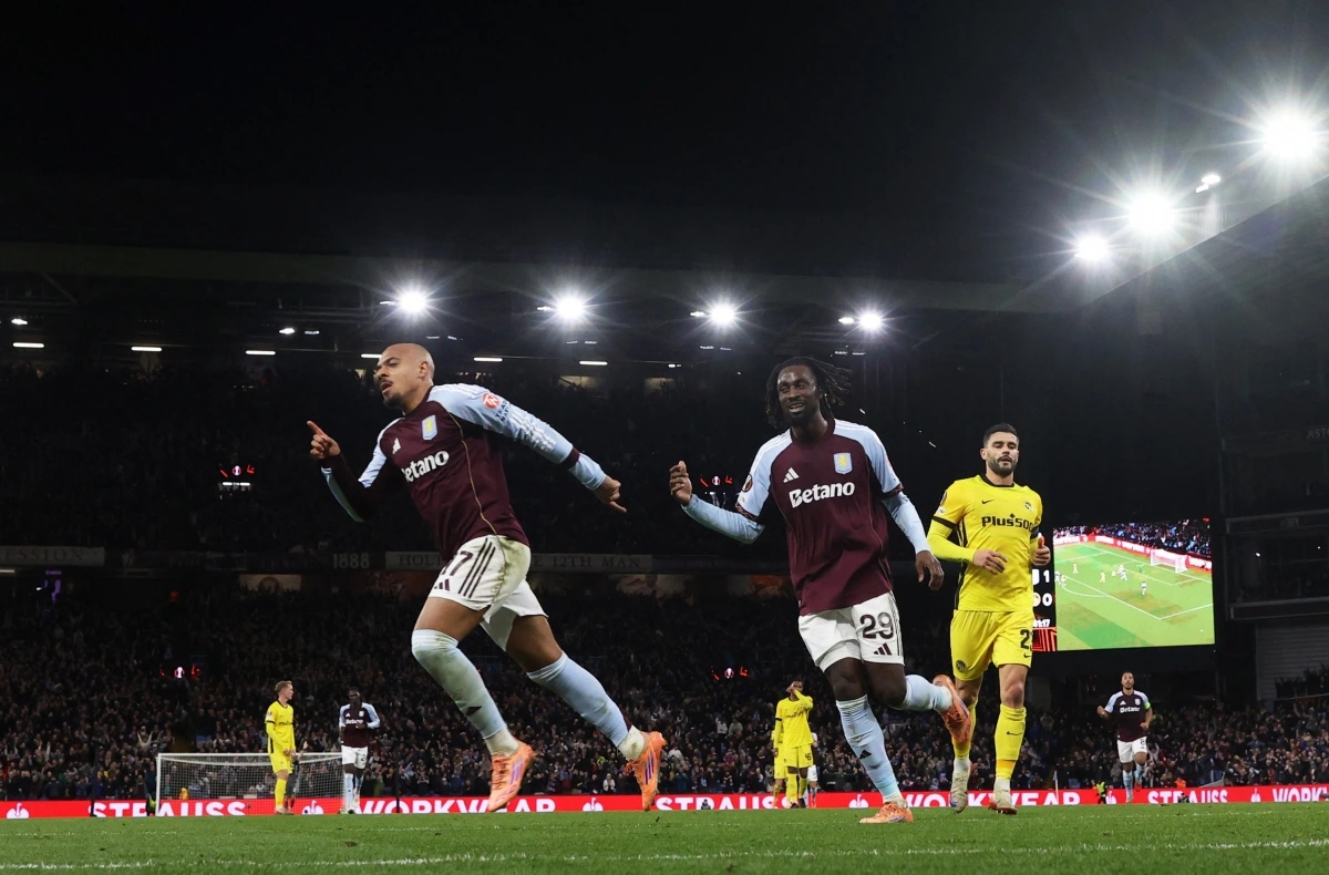 Các cầu thủ Aston Villa ăn mừng chiến thắng. (Ảnh: Reuters). 
