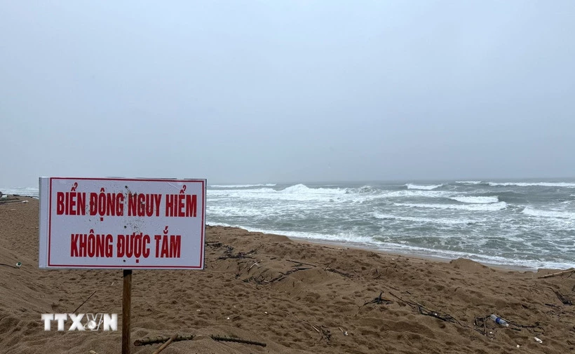 Vùng biển Tuy Hòa có sóng lớn, cơ quan chức năng đặt biển cấm tắm. (Ảnh: Tường Quân/TTXVN)