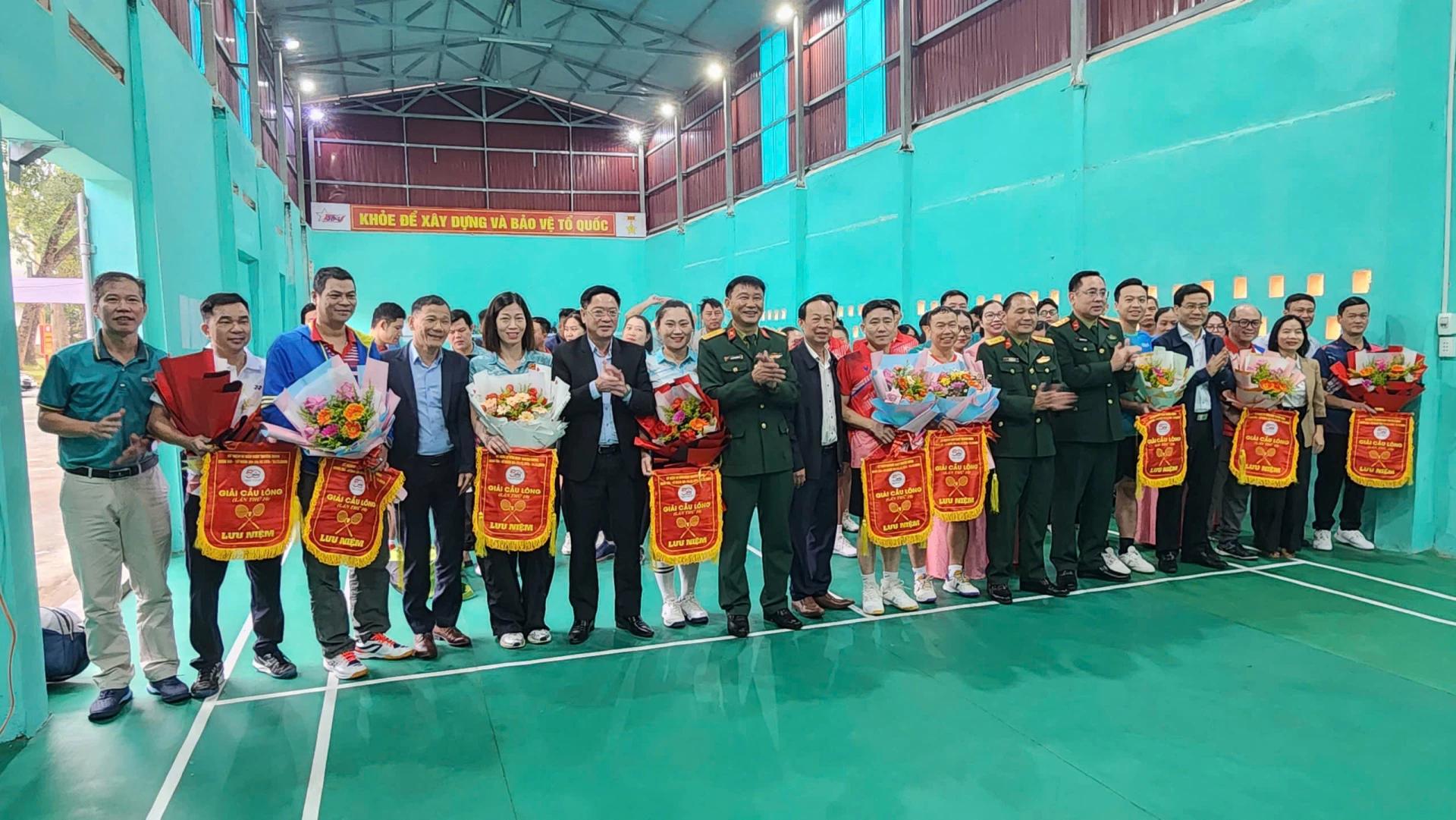 Đại diện lãnh đạo các đơn vị và lãnh đạo Lữ đoàn 384- Công ty xây dựng 384 chụp hình lưu niệm với các VĐV - Ảnh: Tạ Hưng