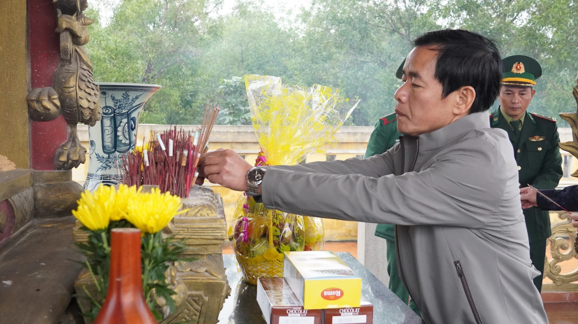 Đồng chí Bí thư Tỉnh ủy Nguyễn Văn Phương dâng hương tưởng niệm các anh hùng liệt sĩ Tiểu độ 3, Phân đội 180 - Ảnh: QV