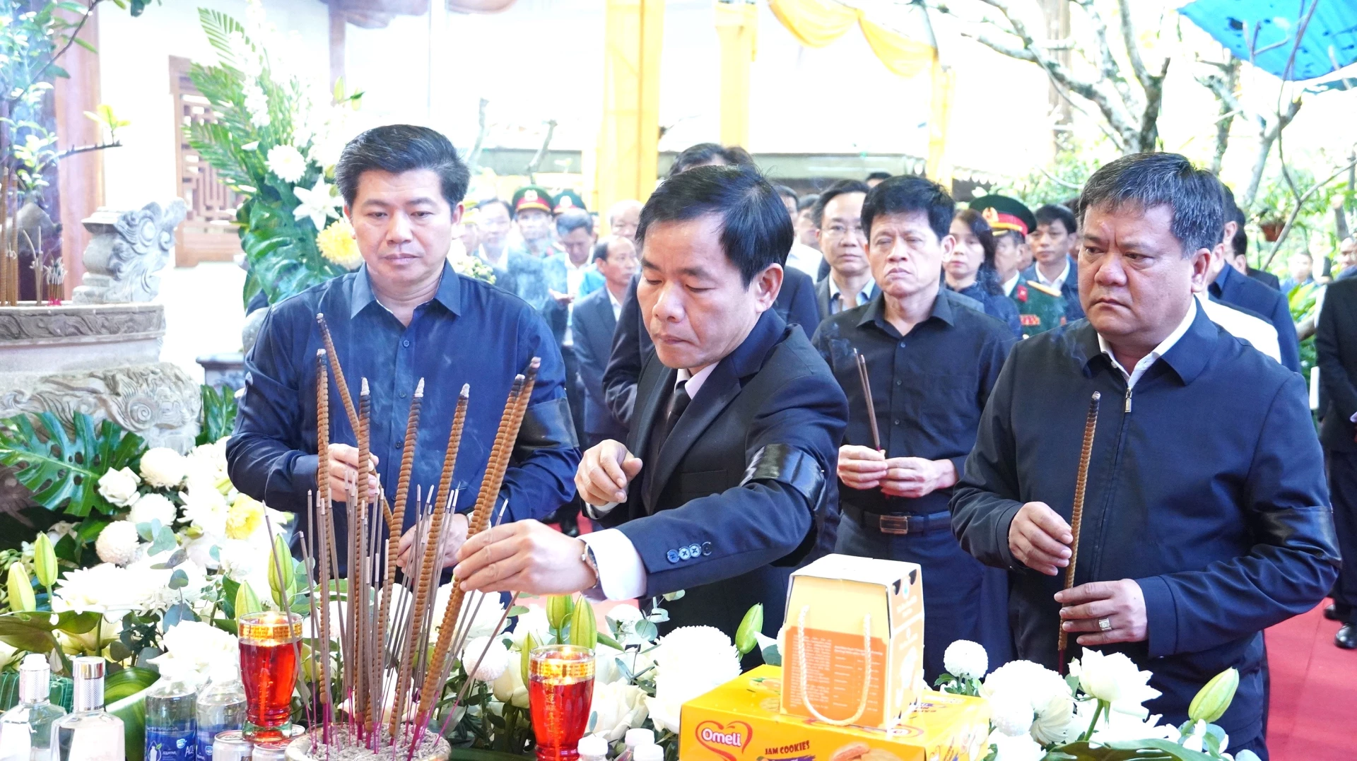 Đoàn đại biểu Tỉnh ủy, HĐND, UBND, Ủy ban MTTQ Việt Nam tỉnh Quảng Trị viếng các AHLS - Ảnh: QV