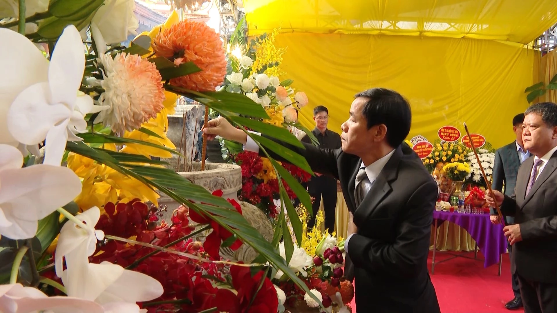 Đồng chí Nguyễn Văn Phương, Bí thư Tỉnh ủy Quảng Trị dâng hương tưởng nhớ các AHLS - Ảnh: QV