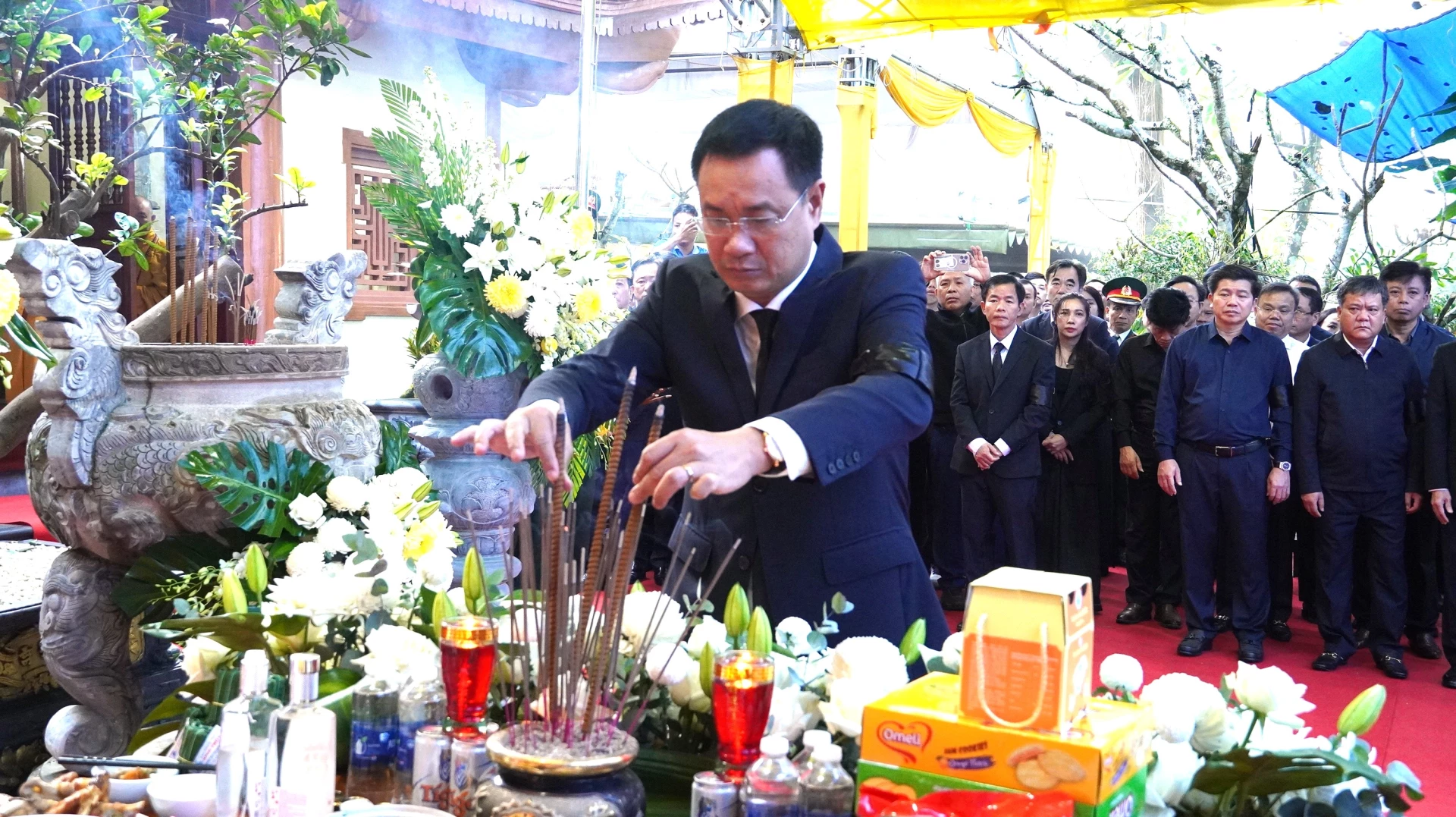 Đồng chí Lê Ngọc Quang, Ủy viên Trung ương Đảng, Bí thư Thành ủy Đà Nẵng và gia đình viếng các AHLS - Ảnh: QV