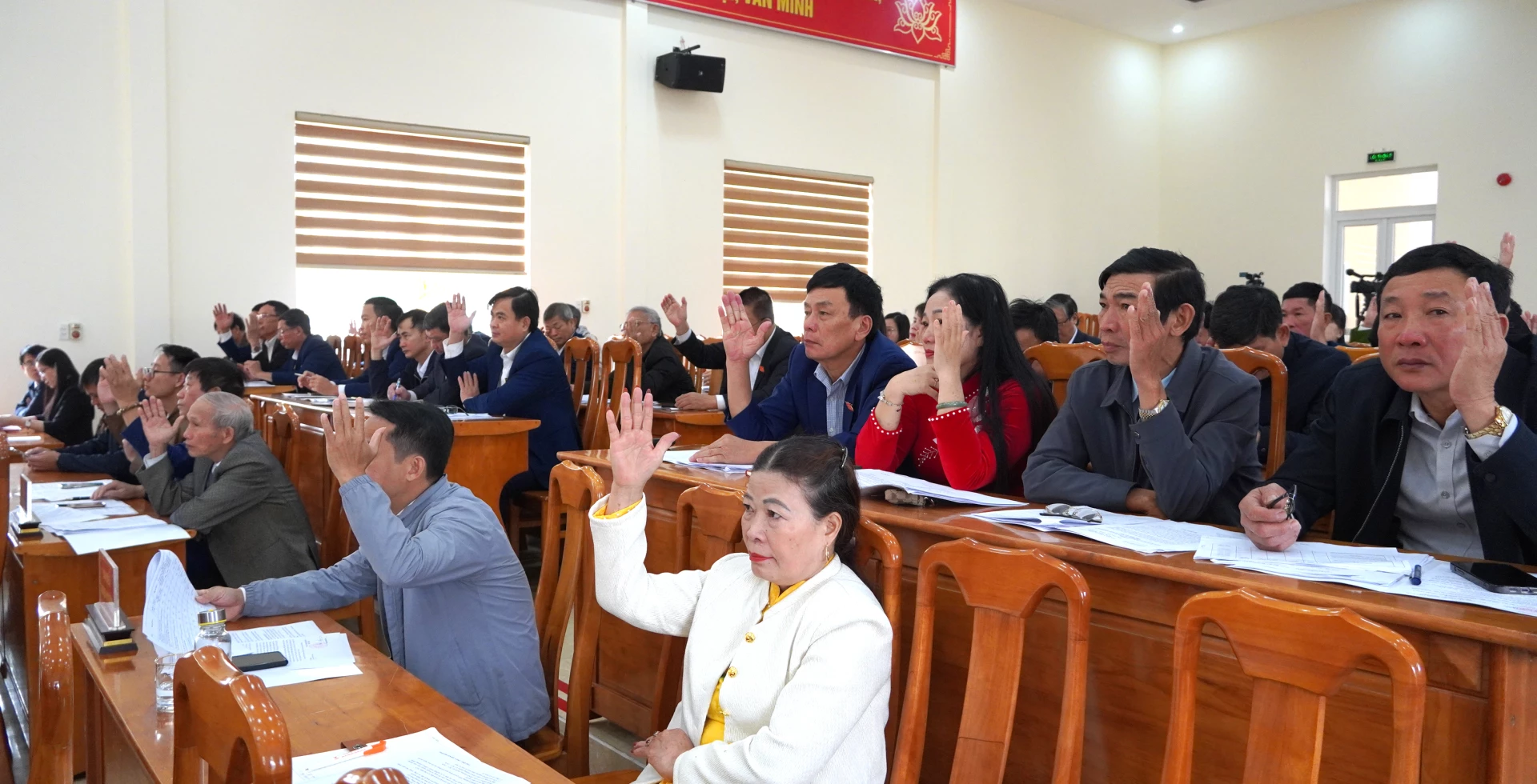 Các đại biểu biểu quyết thông qua các dự thảo nghị quyết. Ảnh: H.Tr.