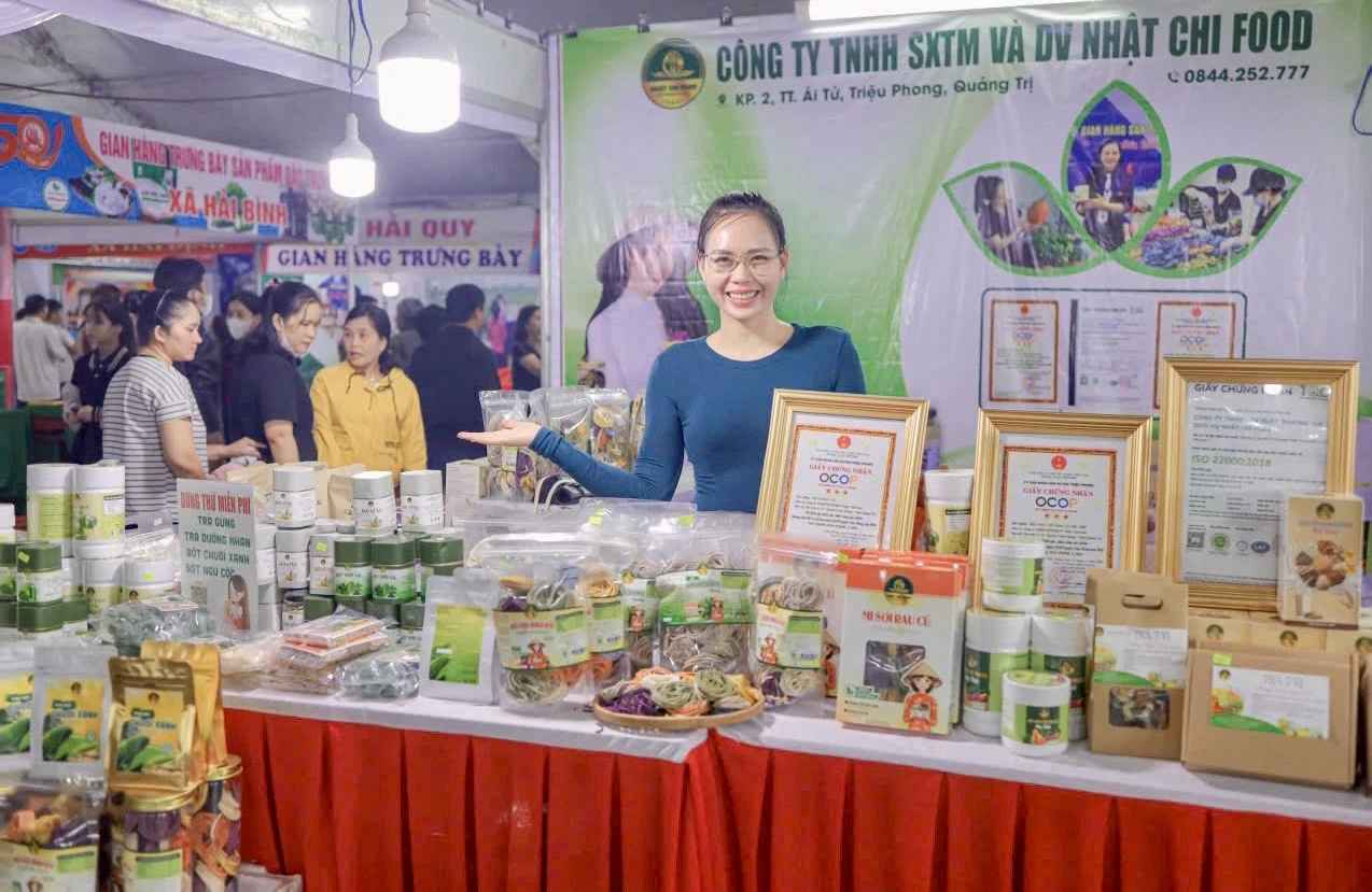 Giám đốc Công ty TNHH sản xuất thương mại và dịch vụ Nhật Chi Food Trần Thị Lan Chi giới thiệu các sản phẩm OCOP của công ty - Ảnh: N.B