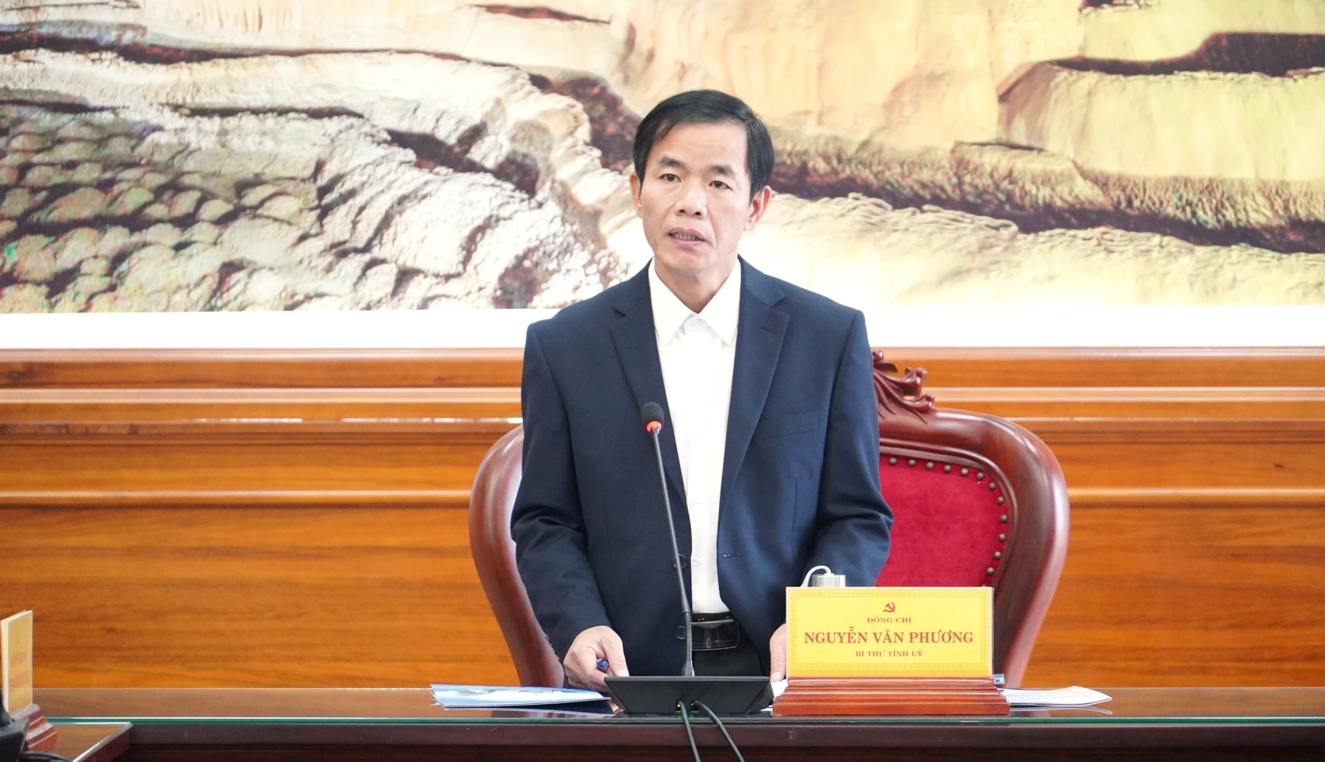 Đồng chí Bí thư Tỉnh ủy Nguyễn Văn Phương cho ý kiến cụ thể với các kiến nghị, đề xuất - Ảnh: QV