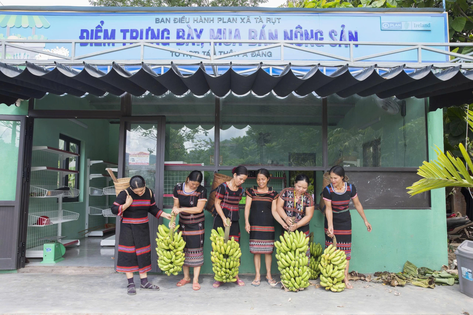 Cửa hàng trưng bày, mua bán nông sản của Tổ hợp tác thôn A Đăng được xây dựng nhờ sự hỗ trợ của Tổ chức Plan - Ảnh: P.L