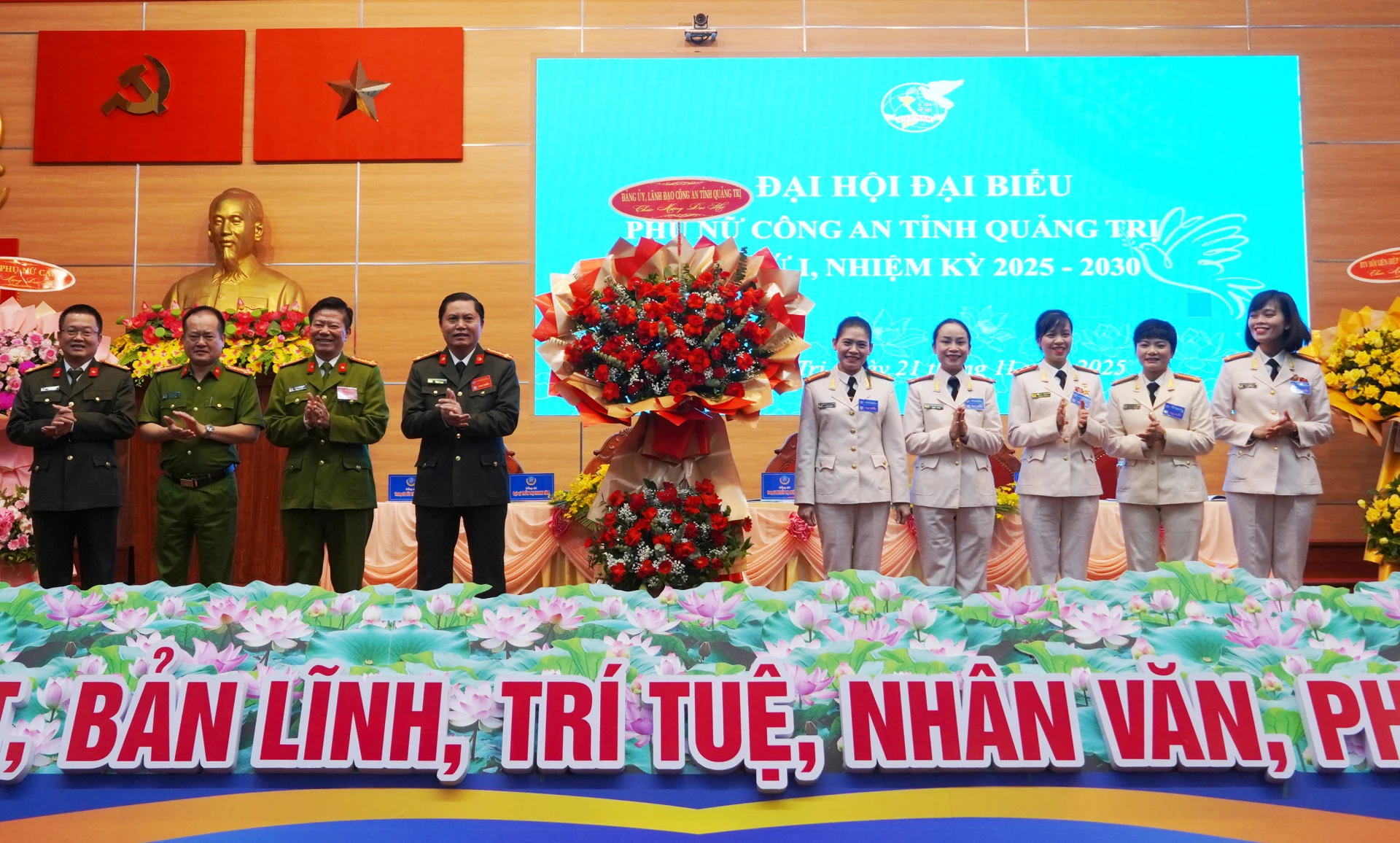 Đại diện lãnh đạo Công an tỉnh tặng hoa chúc mừng đại hội - Ảnh: N.H