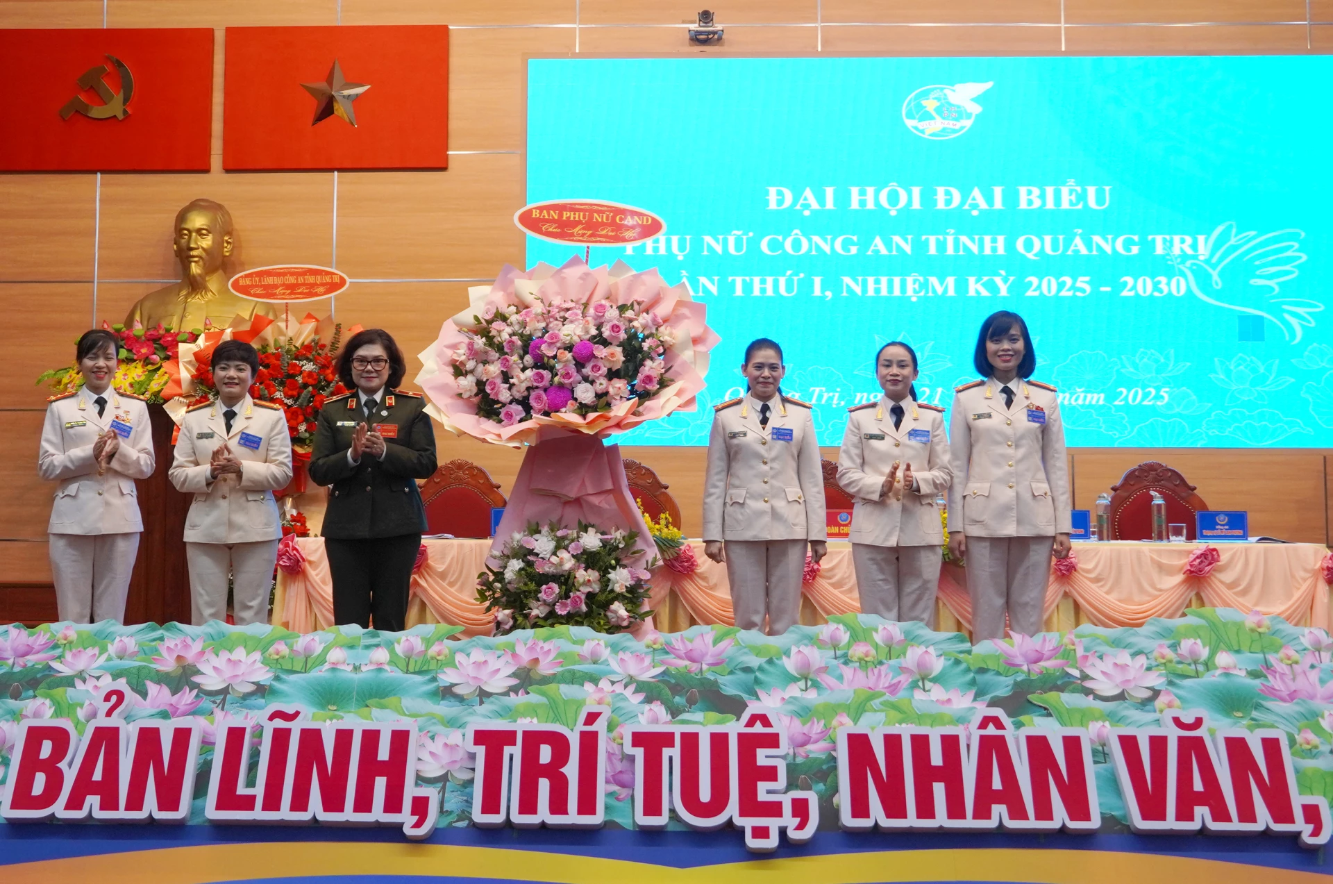 Thiếu tướng Ngô Hoài Thu, Phó Cục trưởng Cục Công tác chính trị (Bộ Công an), Trưởng Ban Phụ nữ Công an Nhân dân tặng hoa chúc mừng đại hội - Ảnh: N.H