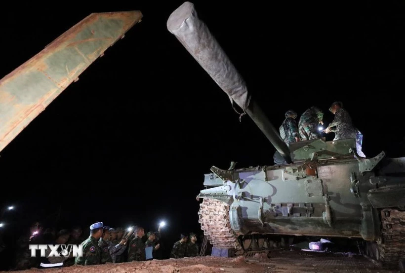 Các quan sát viên ASEAN giám sát hoạt động rút khí tài quân sự, vũ khí hạng nặng của Quân đội Campuchia khỏi khu vực biên giới tranh chấp. (Ảnh: AKP/TTXVN phát)