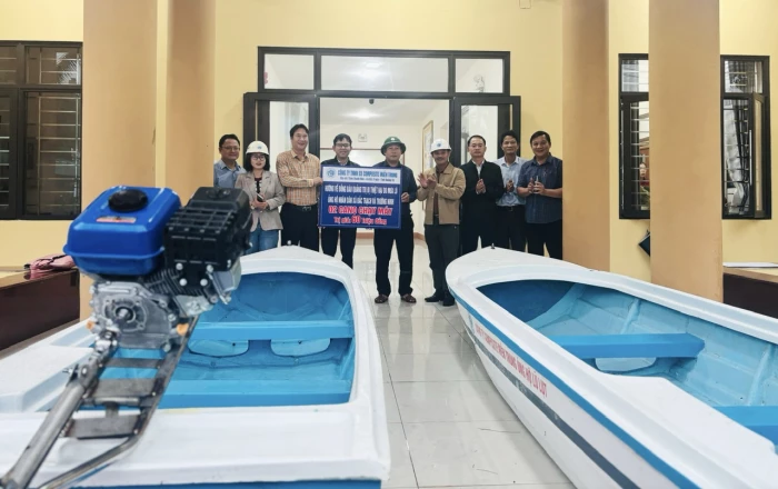 Tặng cano hỗ trợ người dân vùng lũ Quảng Trị
