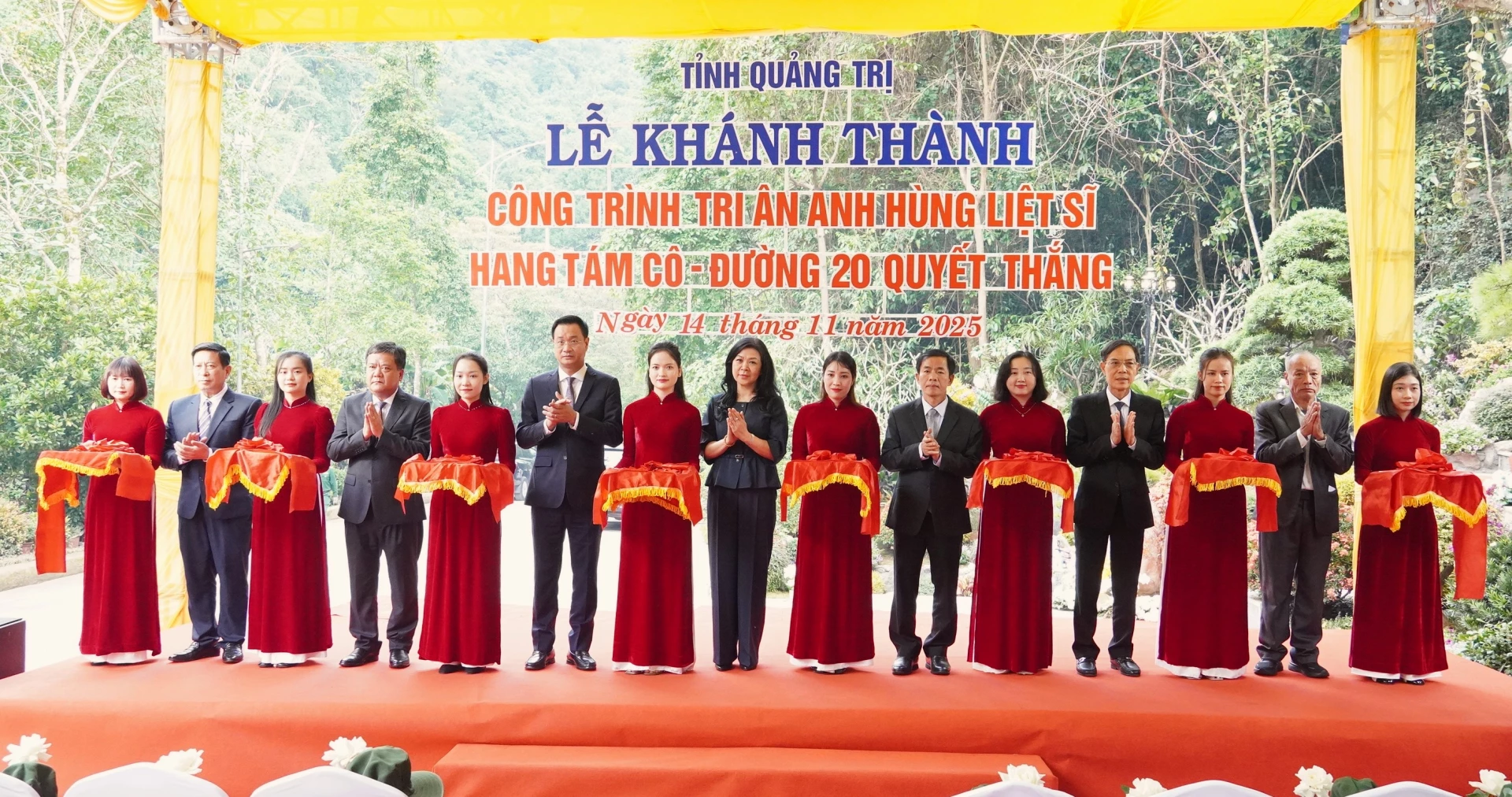 Các đại biểu thực hiện nghi thức cắt băng khánh thành công trình tôn tạo di tích Quốc gia đặc biệt Hang Tám Cô -  Ảnh: QV