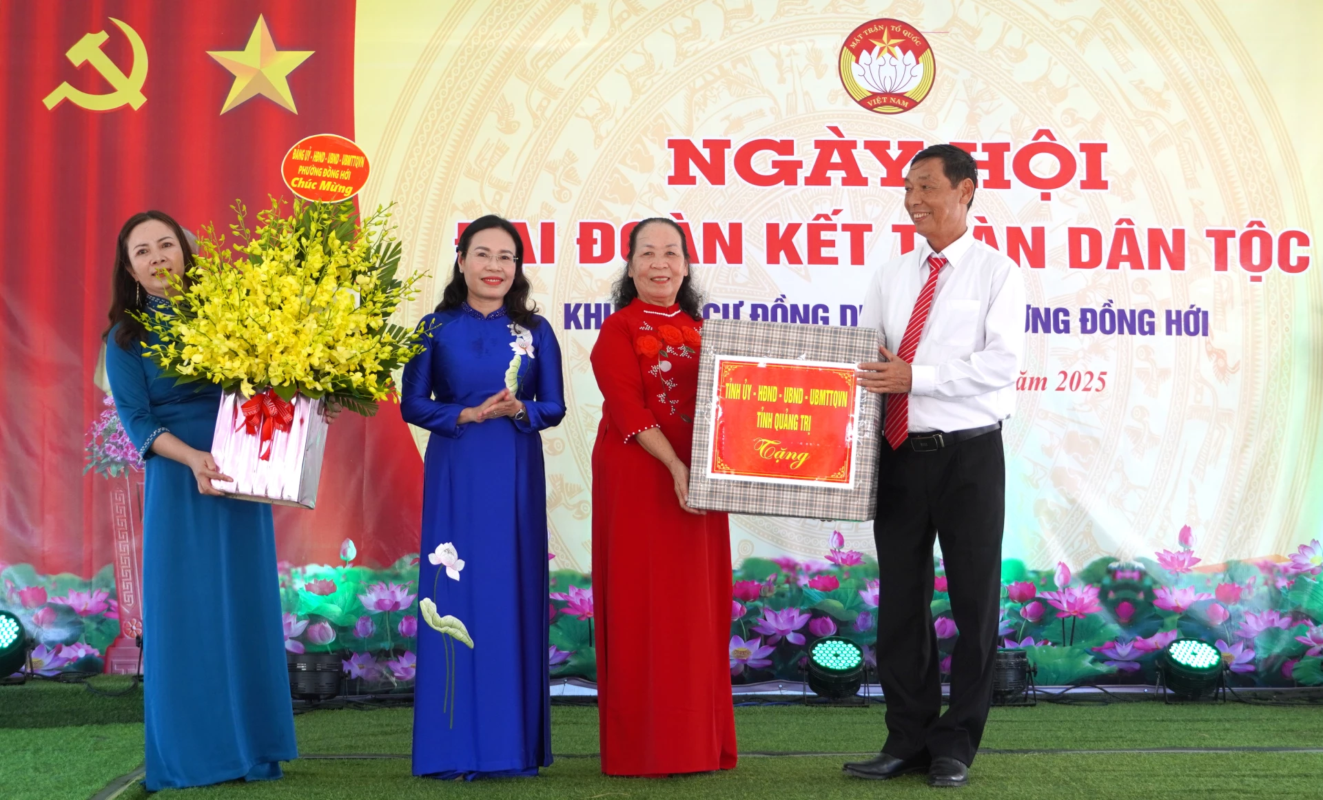 Đồng chí Bí thư Đảng ủy Đồng Hới Phạm Thị Hân trao hoa, quà chúc mừng bà con tổ dân phố Đồng Dương. Ảnh: H.Tr.