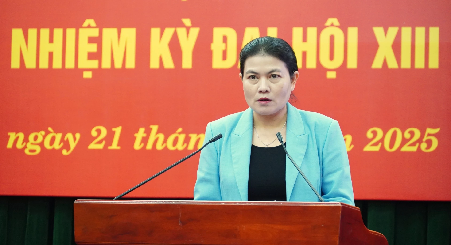 Đồng chí Ly Kiều Vân, Ủy viên BTV Tỉnh ủy, Trưởng Ban Nội chính Tỉnh ủy, Phó trưởng Ban Thường trực BCĐ PCTNLPTC tỉnh báo cáo tại hội nghị - Ảnh: QV