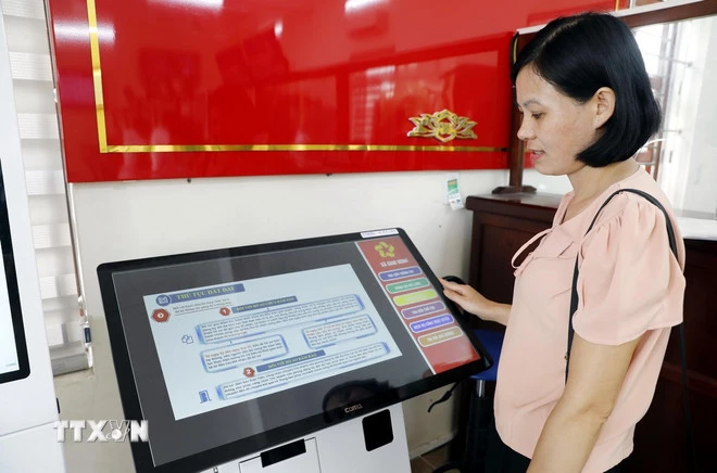 Người dân tìm hiểu quy trình thực hiện các thủ tục hành chính tại Trung tâm hành chính công xã Giao Minh, tỉnh Ninh Bình. (Ảnh: Thái Thuần/TTXVN)