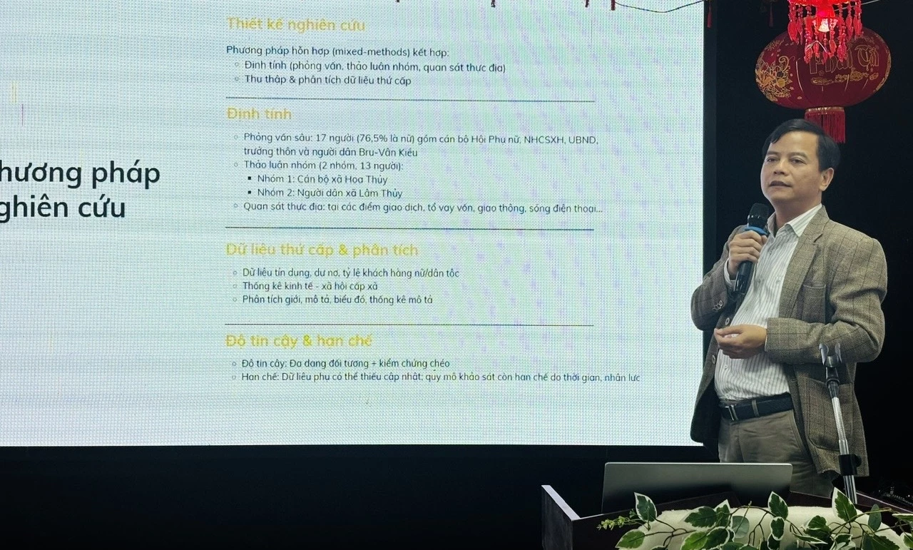 Chuyên gia nghiên cứu báo cáo kết quả nghiên cứu nền về thực trạng sử dụng dịch vụ tài chính của người dân - Ảnh: K.H