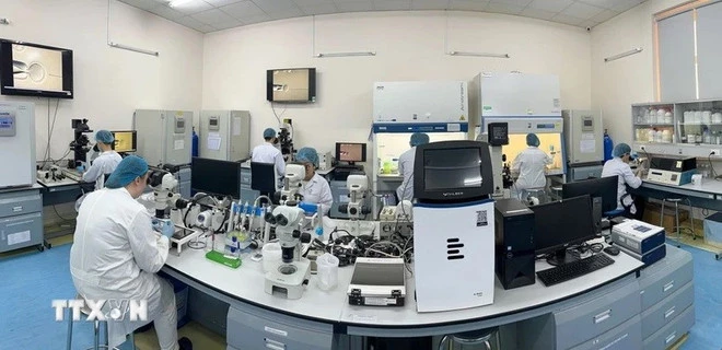 Phòng thí nghiệm Công nghệ Sinh học Trường Đại học Quốc tế, Đại học Quốc gia Thành phố Hồ Chí Minh. (Ảnh: Thanh Vũ/TTXVN)