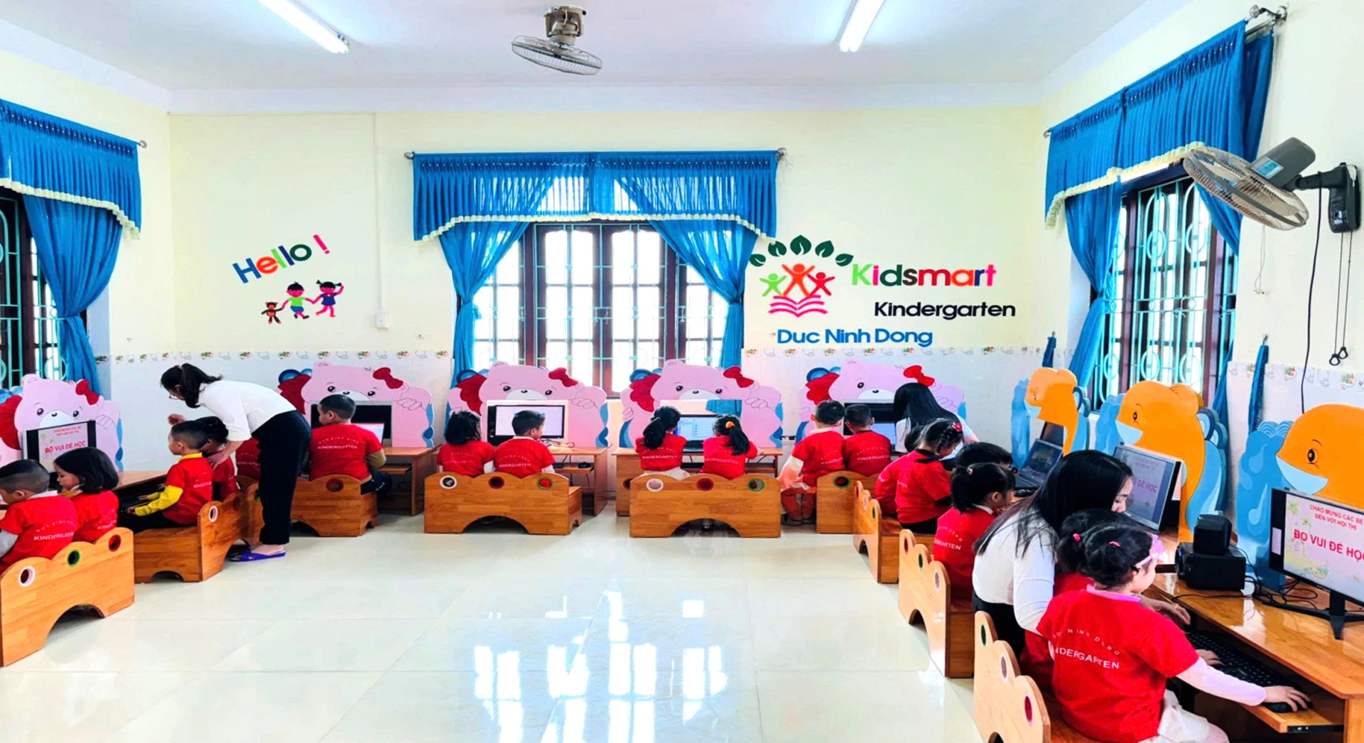 Trẻ được tiếp cận với công nghệ qua các hoạt động tại phòng Tin học tại Trường mầm non Đức Ninh Đông - Ảnh: H.TR