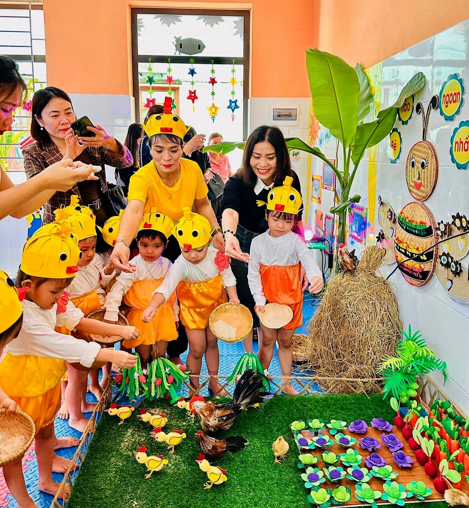 Trẻ được trải nghiệm với các hoạt động ý nghĩa tại các khu vực được trang trí phong phú - Ảnh: H.TR