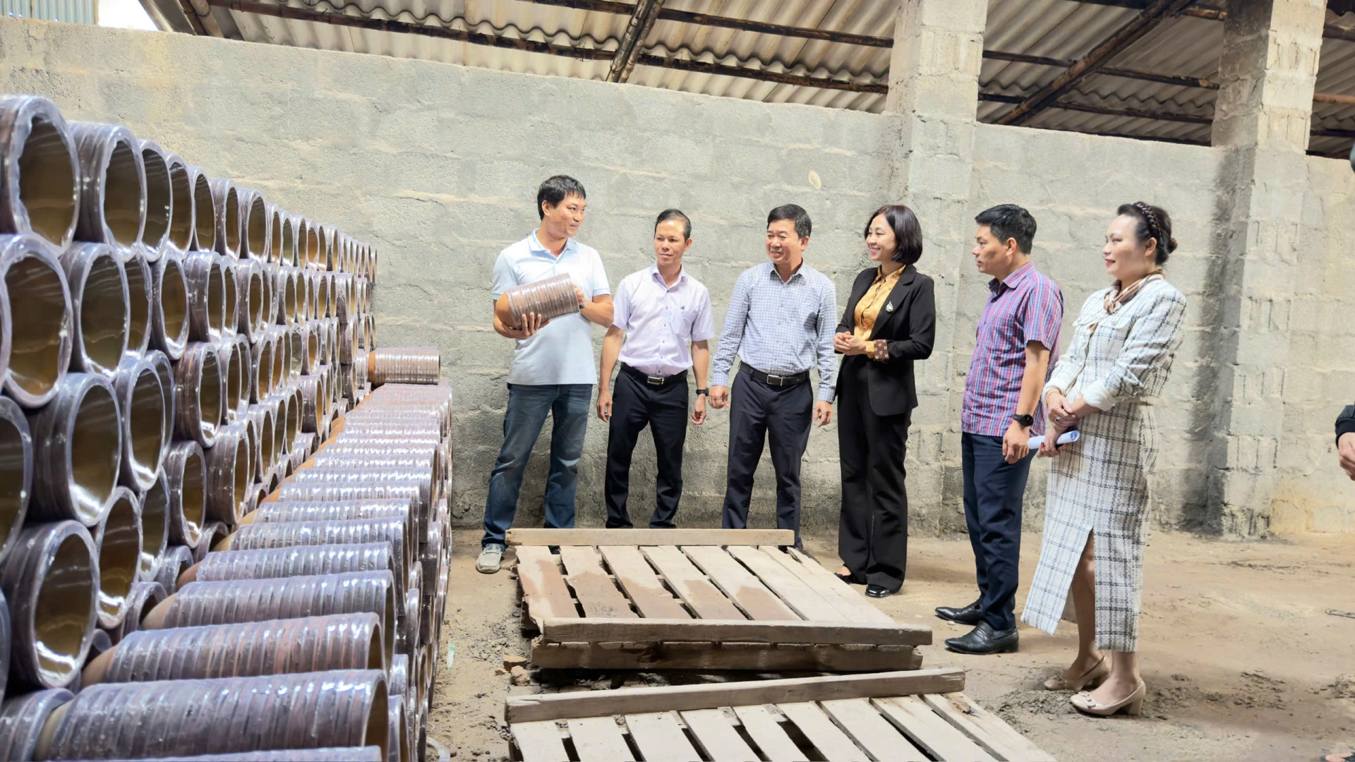 Tình hình sản xuất gốm sứ ổn định tại Công ty TNHH Đức Huấn (Cụm Công nghiệp Thuận Đức)- Ảnh: H.Tr.