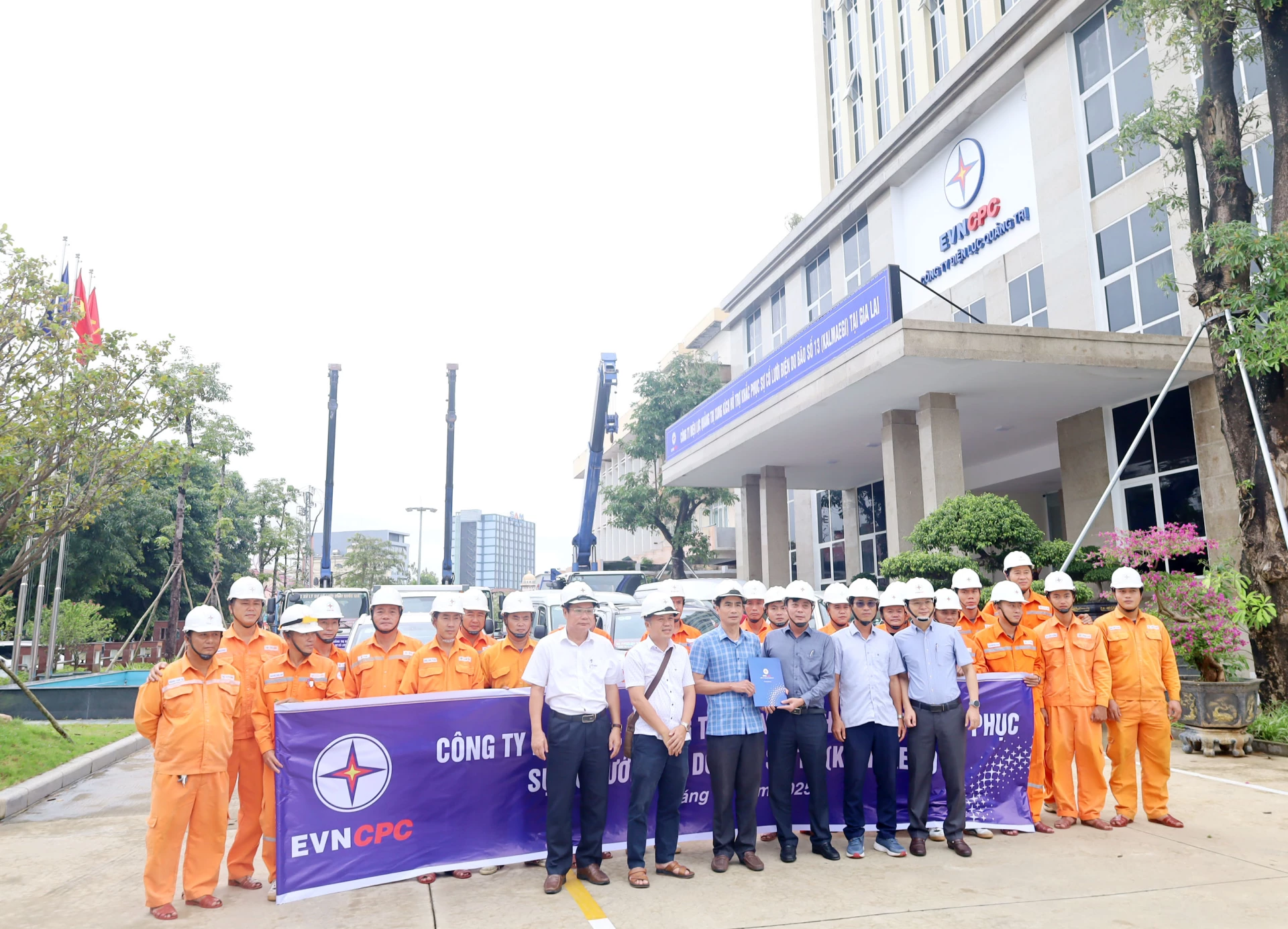 Công đoàn Công ty Điện lực Quảng Trị chi viện lực lượng, phương tiện hỗ trợ Công ty Điện lực Gia Lai khắc phục sự cố lưới điện do ảnh hưởng nặng nề của bão số 13 năm 2025  - Ảnh: V.M