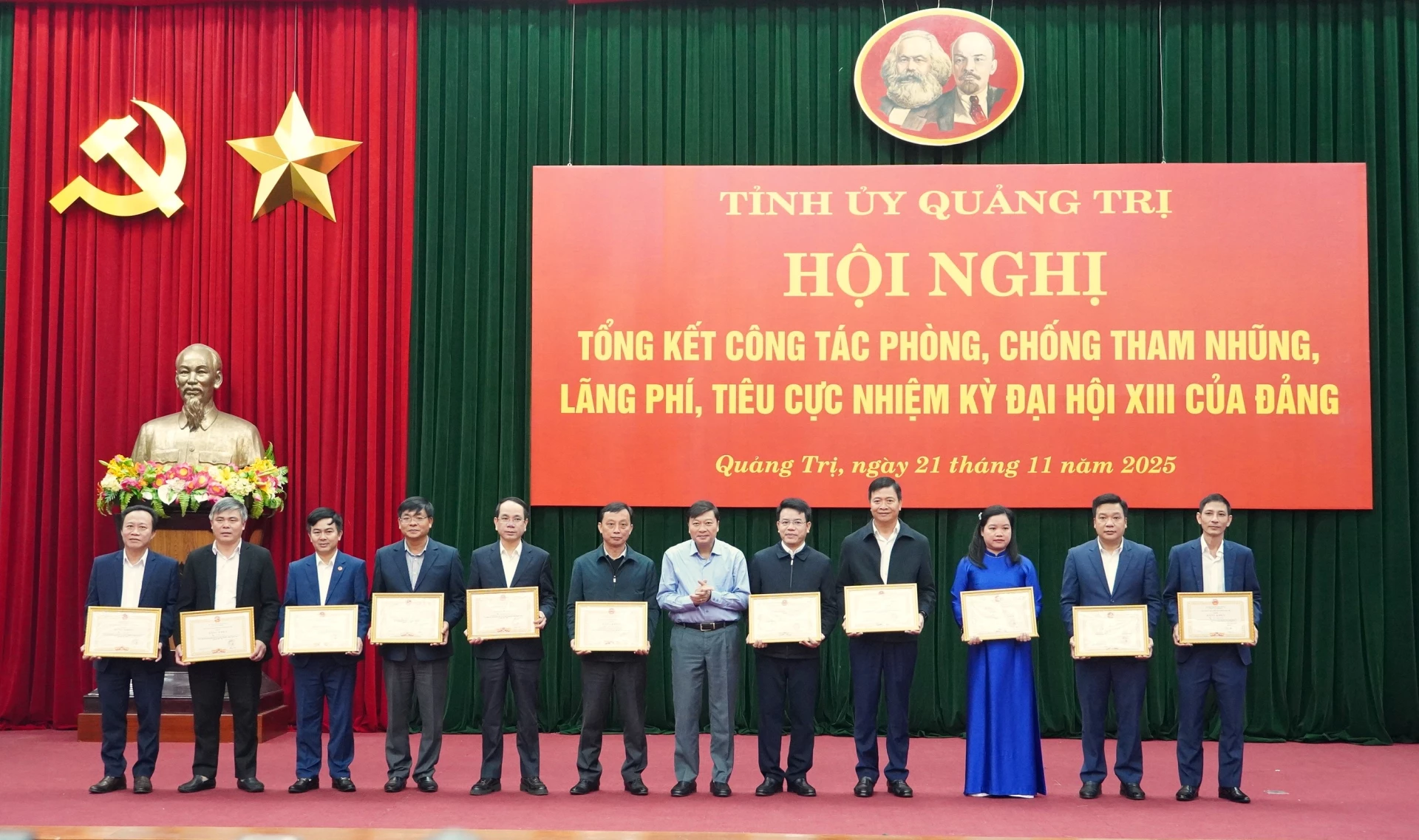 Đồng chí Chủ tịch UBND tỉnh Lê Hồng Vinh trao Bằng khen của Chủ tịch UBND tỉnh cho các cá nhân - Ảnh: QV