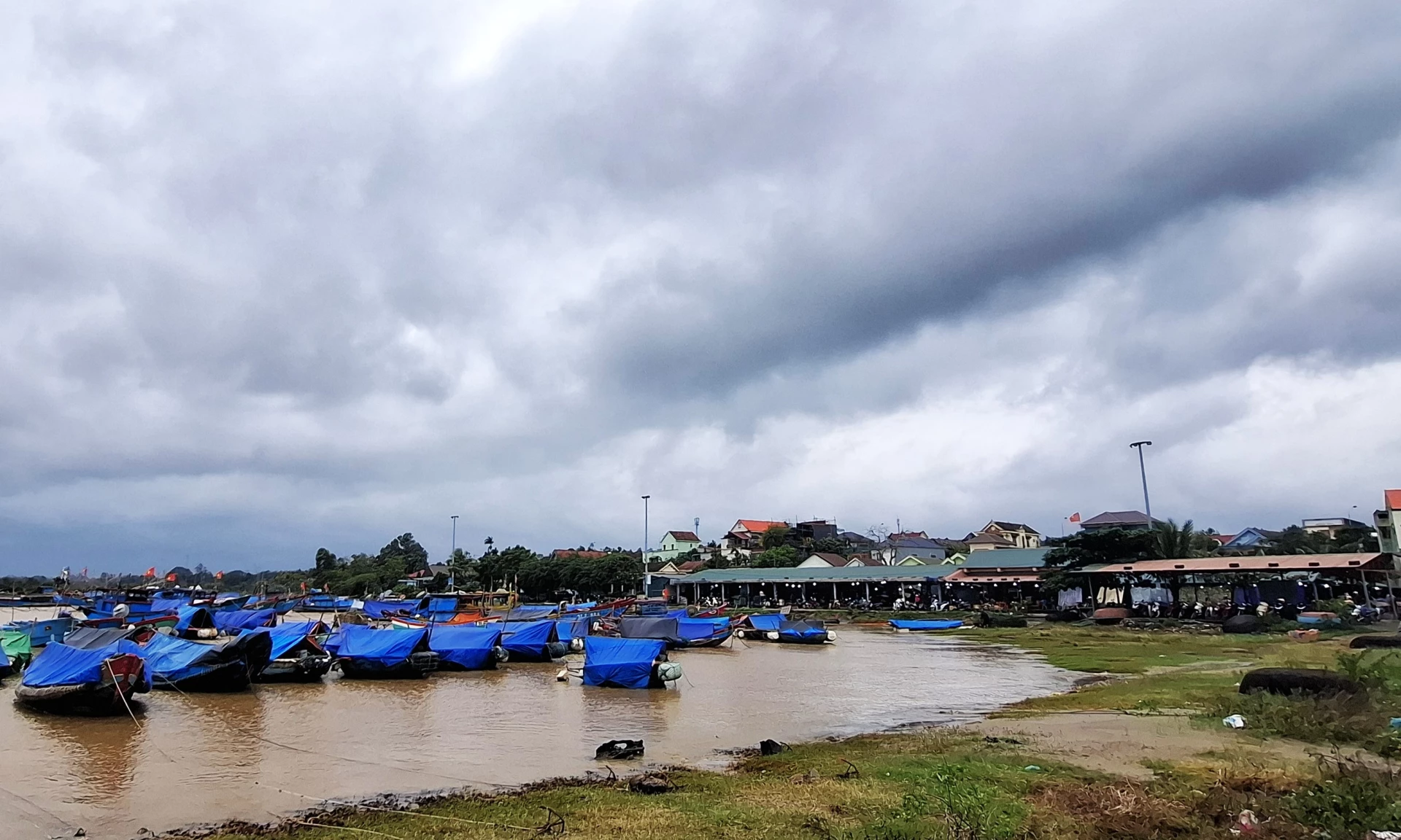 Một góc chợ cá Cửa Tùng - Ảnh: S.H