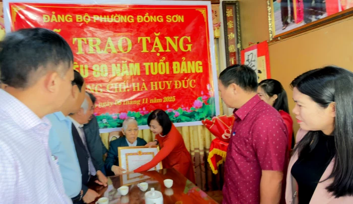 Phường Đồng Sơn: Trao Huy hiệu 80 năm tuổi Đảng cho đảng viên lão thành