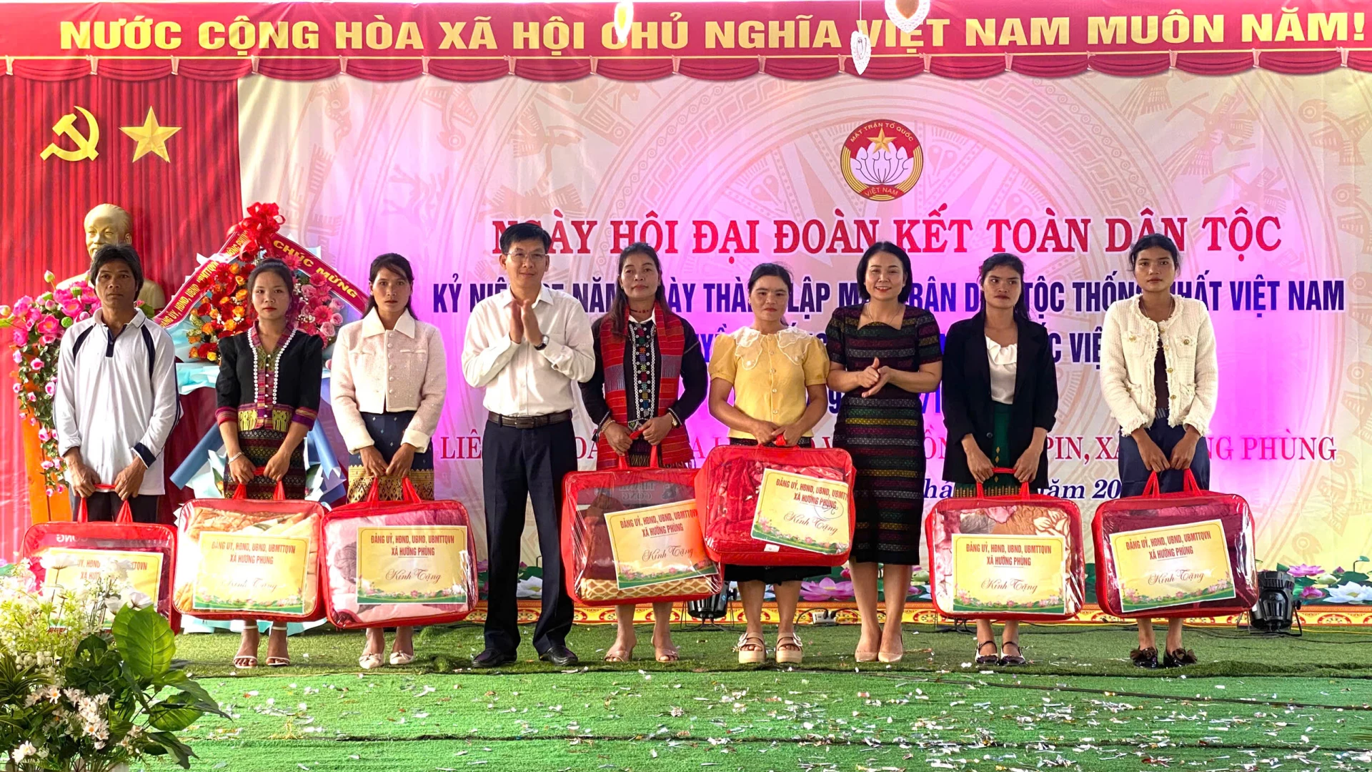 Lãnh đạo Đảng ủy, HĐND, UBND, UBMT Tổ quốc Việt Nam xã Hướng Phùng tặng 20 suất quà cho hộ nghèo của hai thôn.