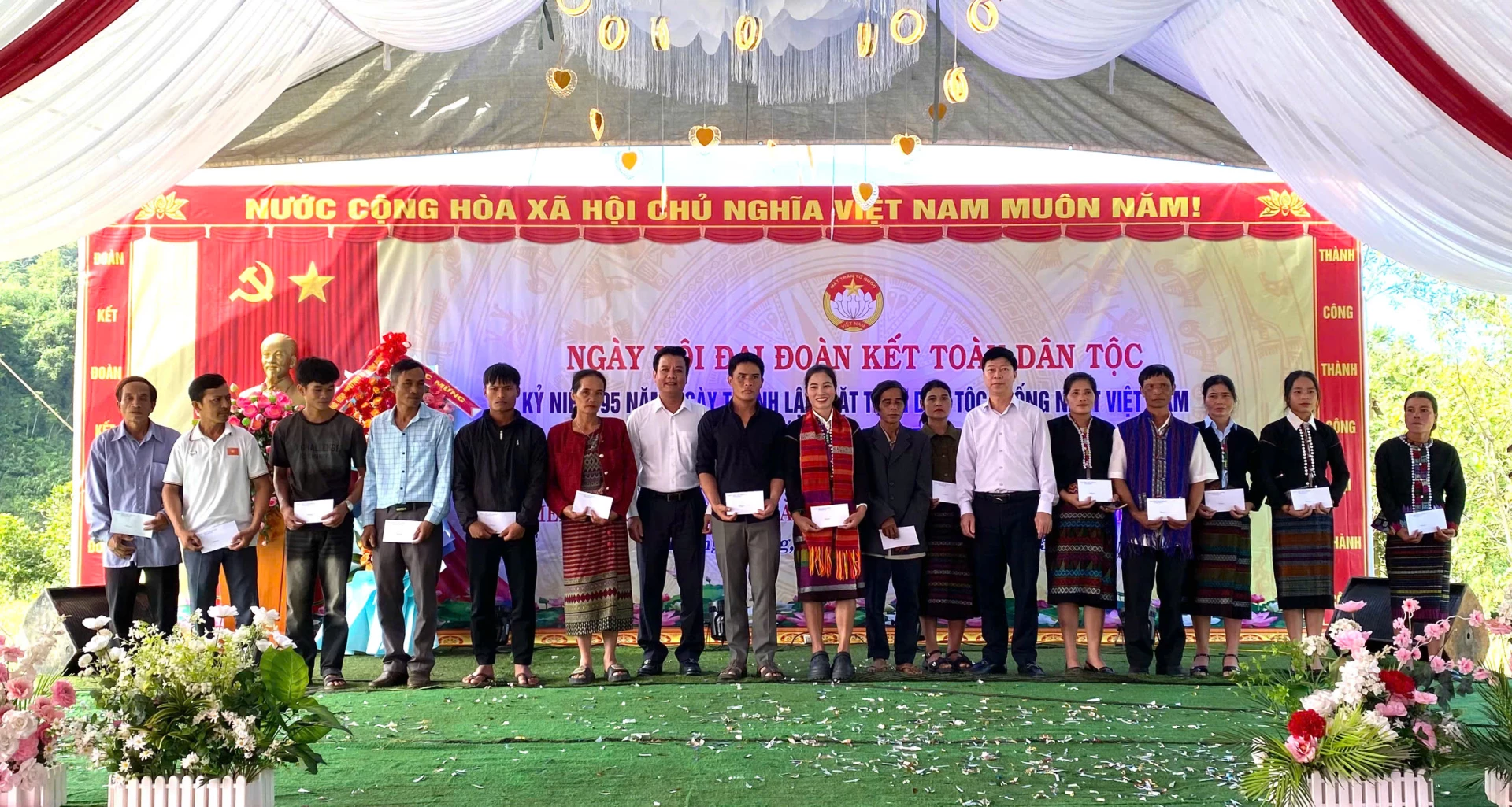 Đại biểu cấp tỉnh tặng quà cho các hộ gia đình có hoàn cảnh khó khăn tại ngày hội đại đoàn kết liên khu dân cư.