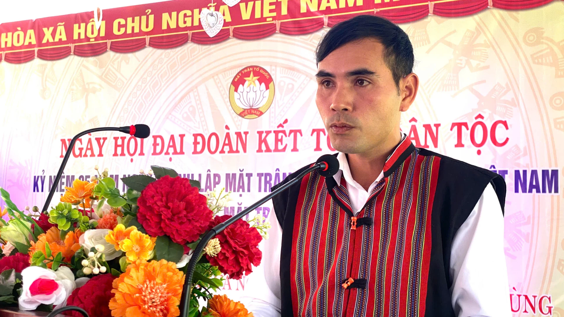 Đại diện liên khu dân cư 2 thôn RaLy – Rào  và Nguồn Rào – Pin, xã Hướng Phùng đã báo cáo kết quả thực hiện nhiệm vụ xây dựng khối đại đoàn kết toàn dân tộc.