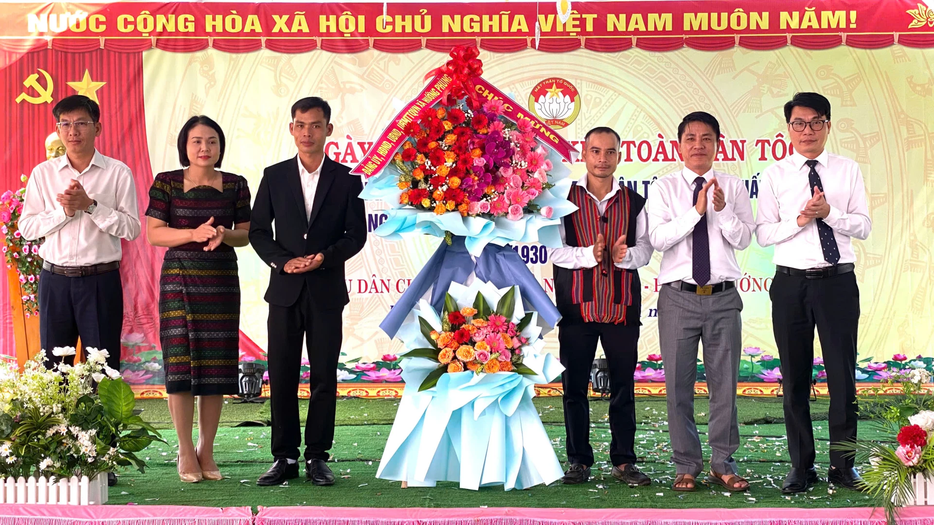 Lãnh đạo Đảng ủy, chính quyền xã Hướng Phùng tặng hoa chúc mừng ngày hội đại đoàn kết liên khu dân cư hai thôn RaLy – Rào và Nguồn Rào – Pin.