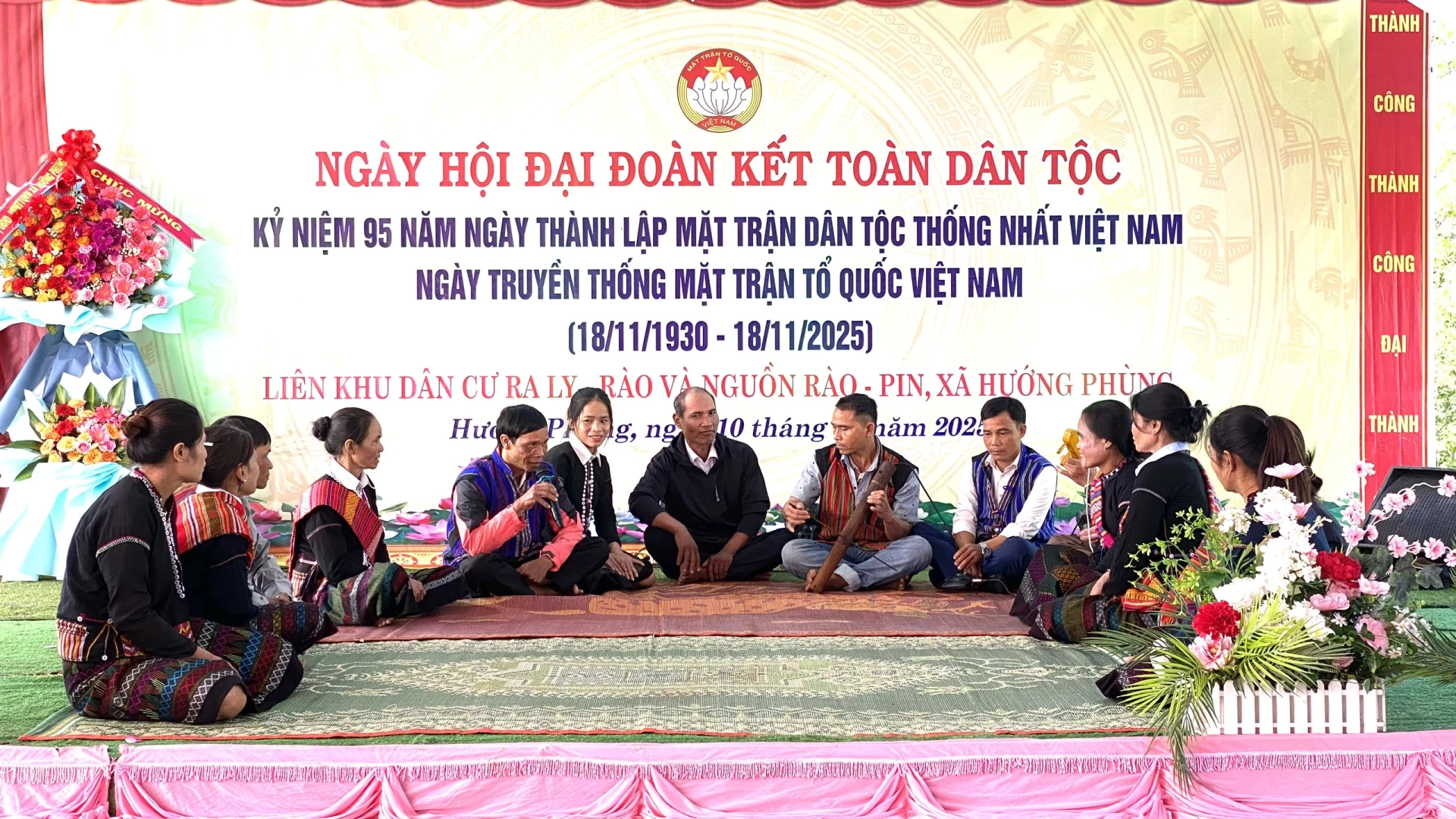 Đội văn nghệ quần chúng hai thôn RaLy – Rào và Nguồn Rào – Pin biểu diễn Tà Oải là một làn điệu dân ca giao duyên độc đáo và nổi tiếng của người đồng bào dân tộc Bru - Vân Kiều.
