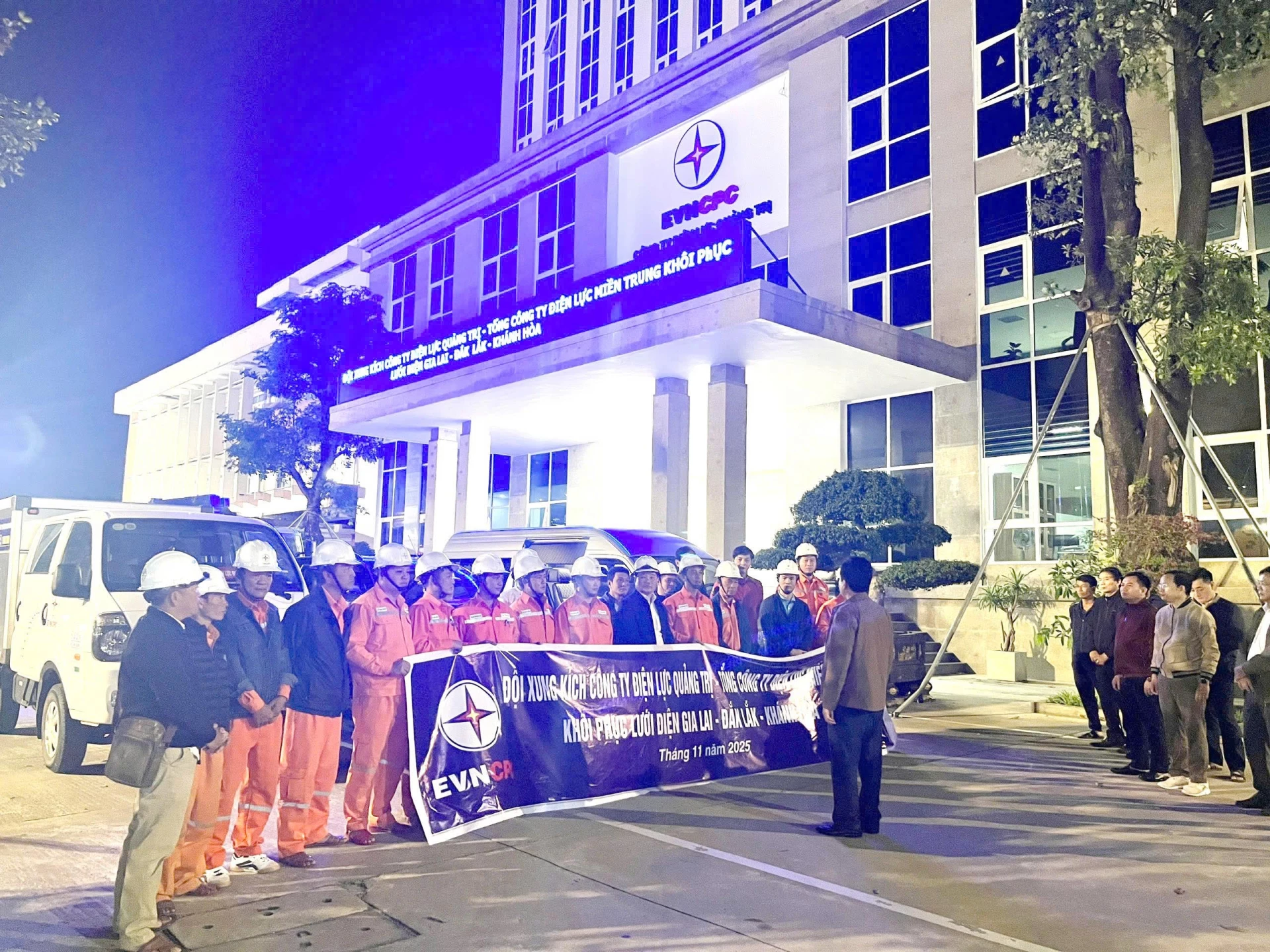 Lãnh đạo Công ty Điện lực Quảng Trị căn dặn đoàn xung kích trước giờ lên đường