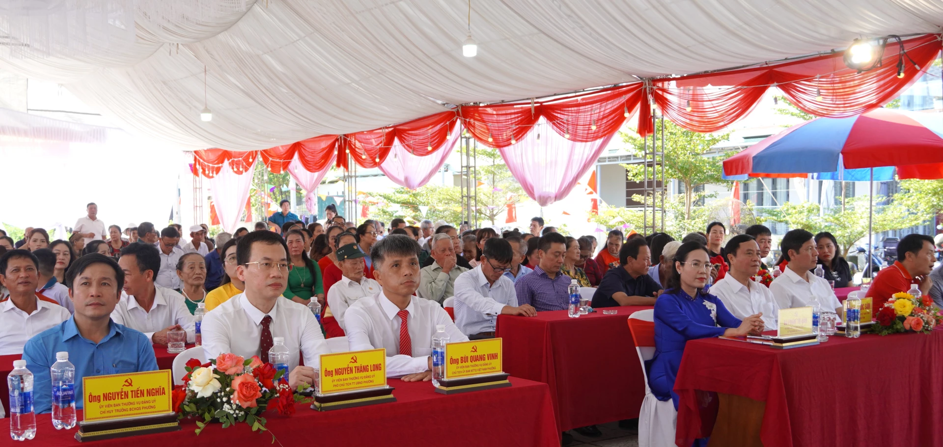 Đại biểu và đông đảo bà con tham dự. Ảnh: H.Tr